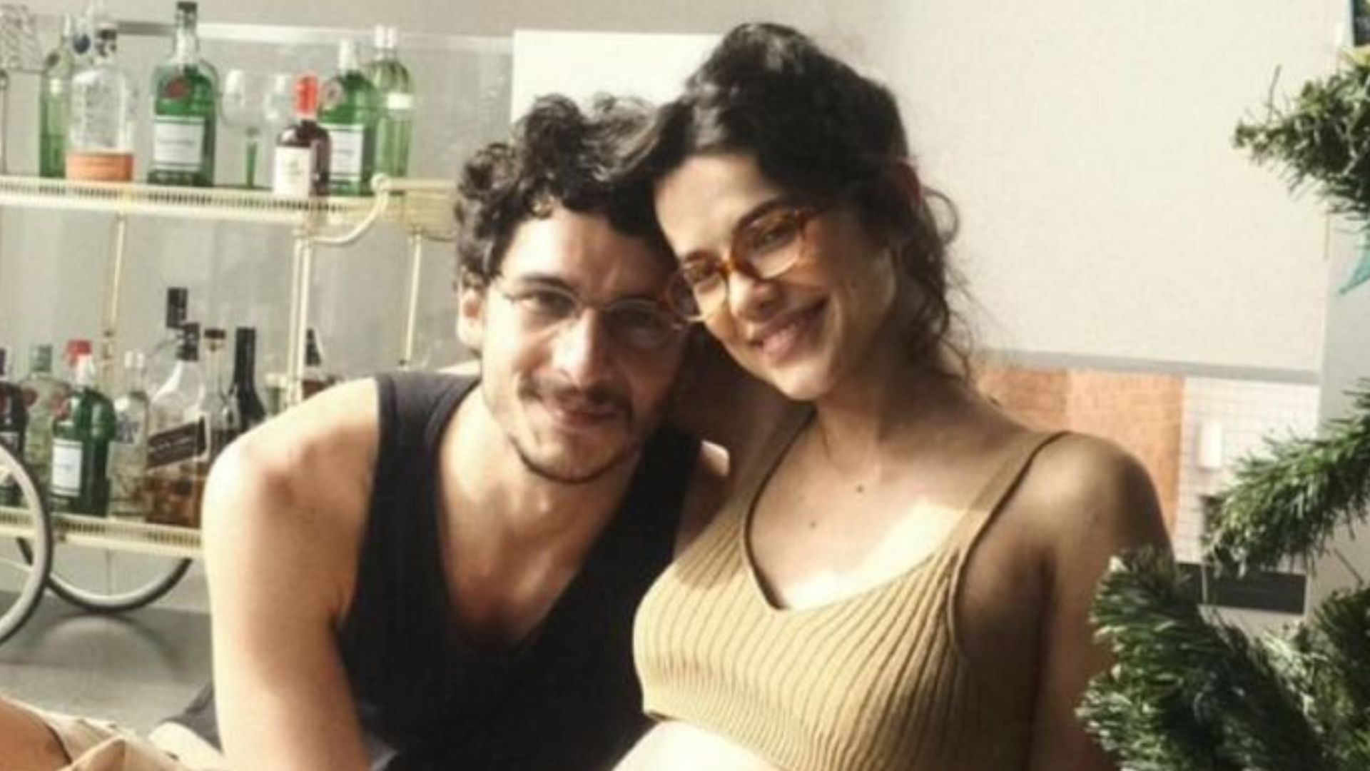 Grávida, Manu Gavassi se derrete ao exibir a barriguinha: “Companhia favorita”