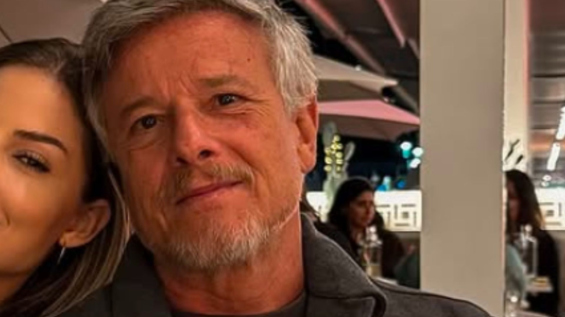 Discreto, Marcello Novaes leva namorada para curtir férias na Europa