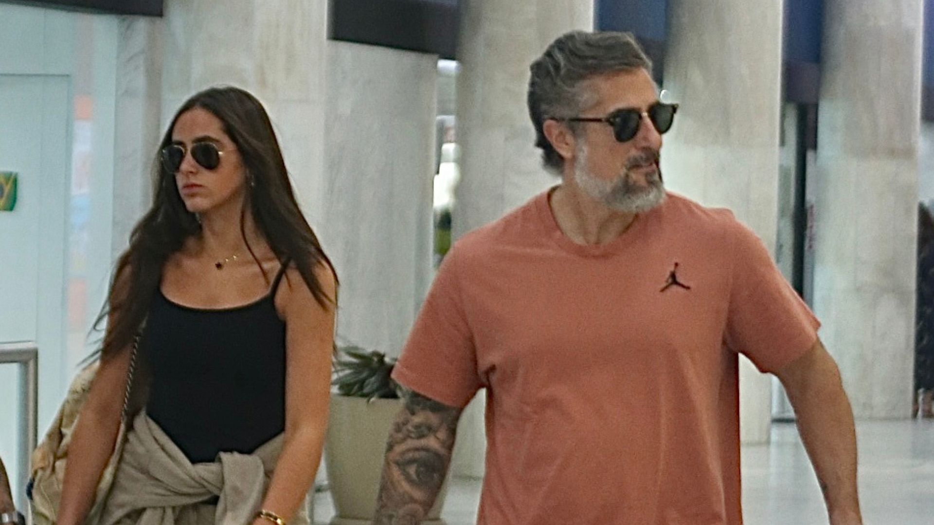Acompanhado da filha, Mion desembarca no RJ usando tênis caríssimo