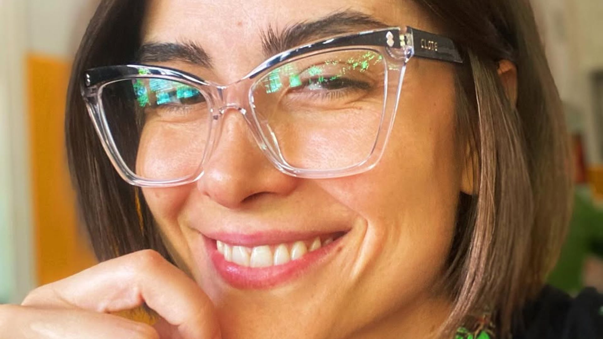 Após susto, Maria Casadevall surge tocando percussão com a namorada