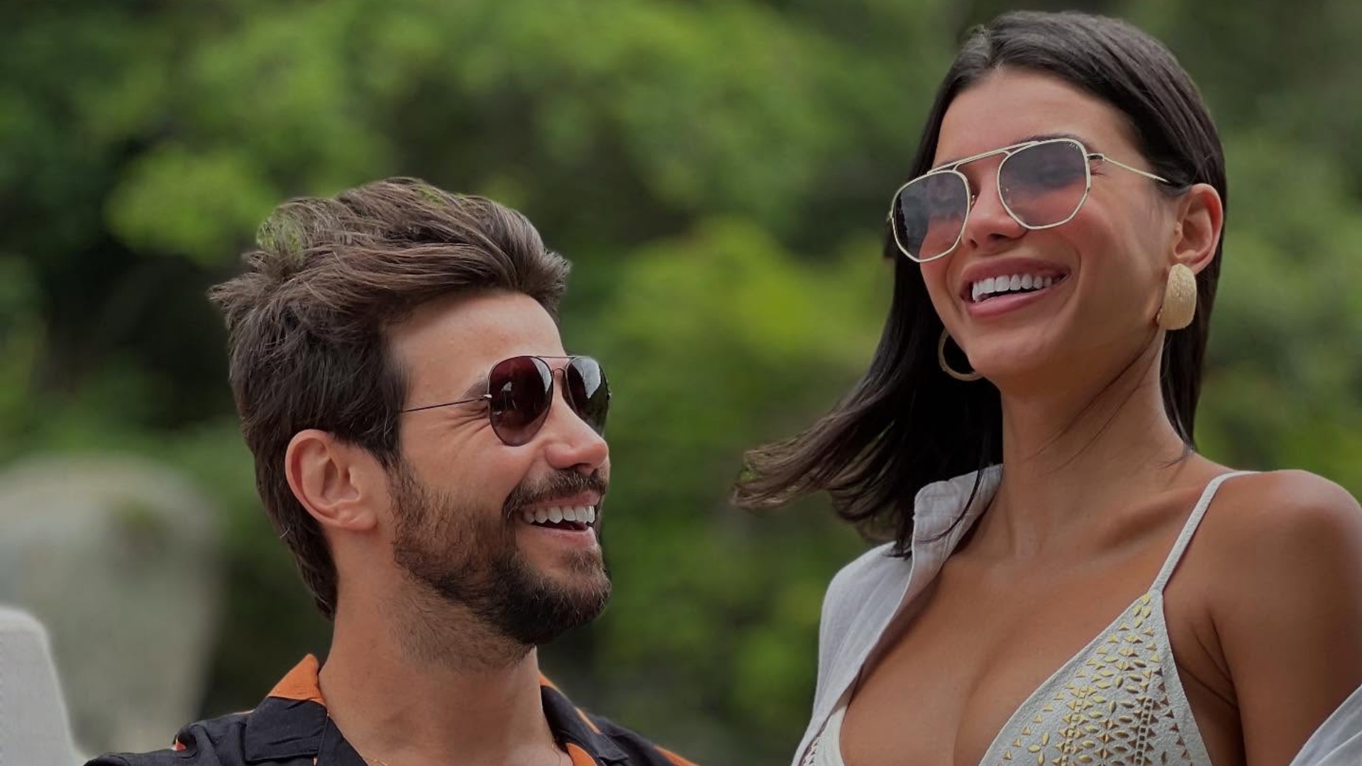 De férias, Mariano curte passeio de lancha com Jakelyne Oliveira