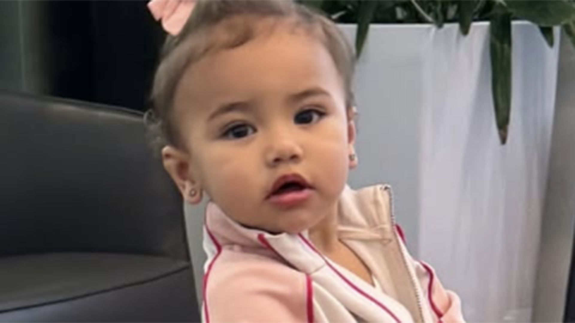 Filha de Neymar e Bruna, Mavie rouba a cena com look fofo para viagem