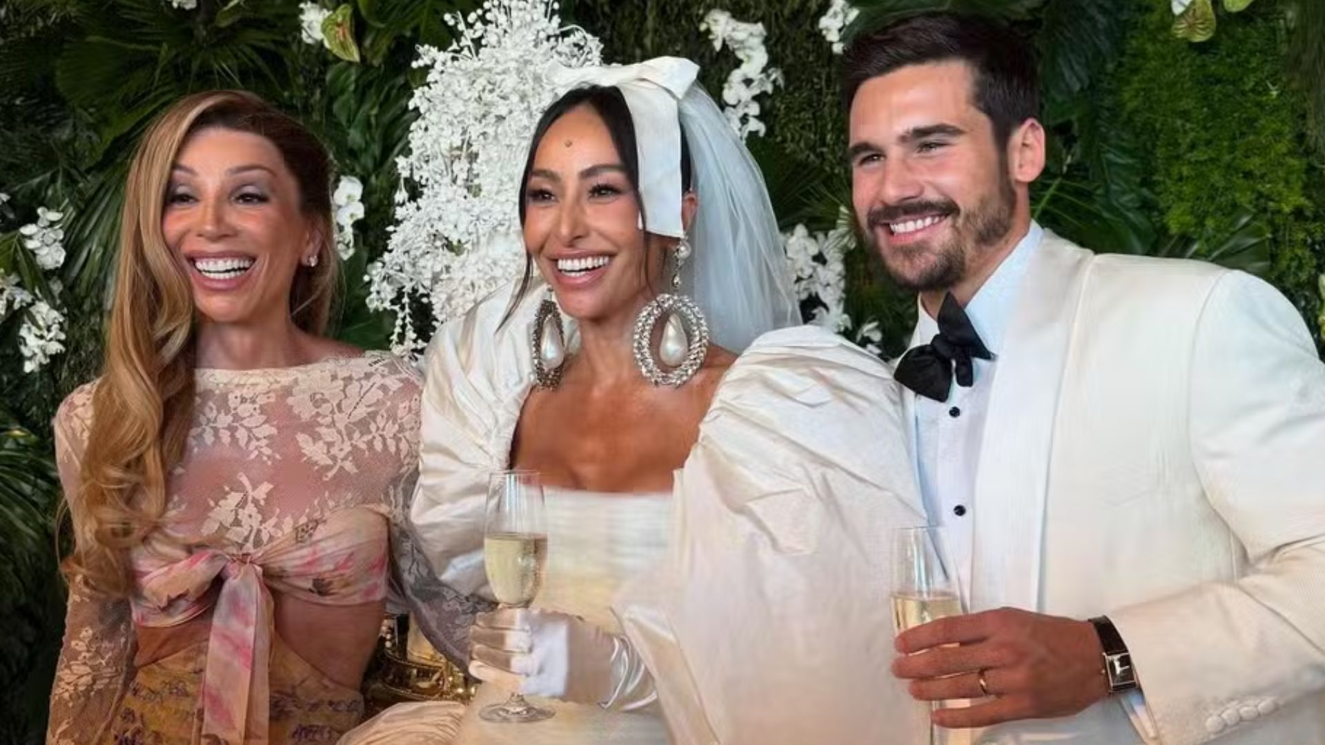 Maya Massafera exibe bolo de casamento de Sabrina Sato e Nicolas Prattes