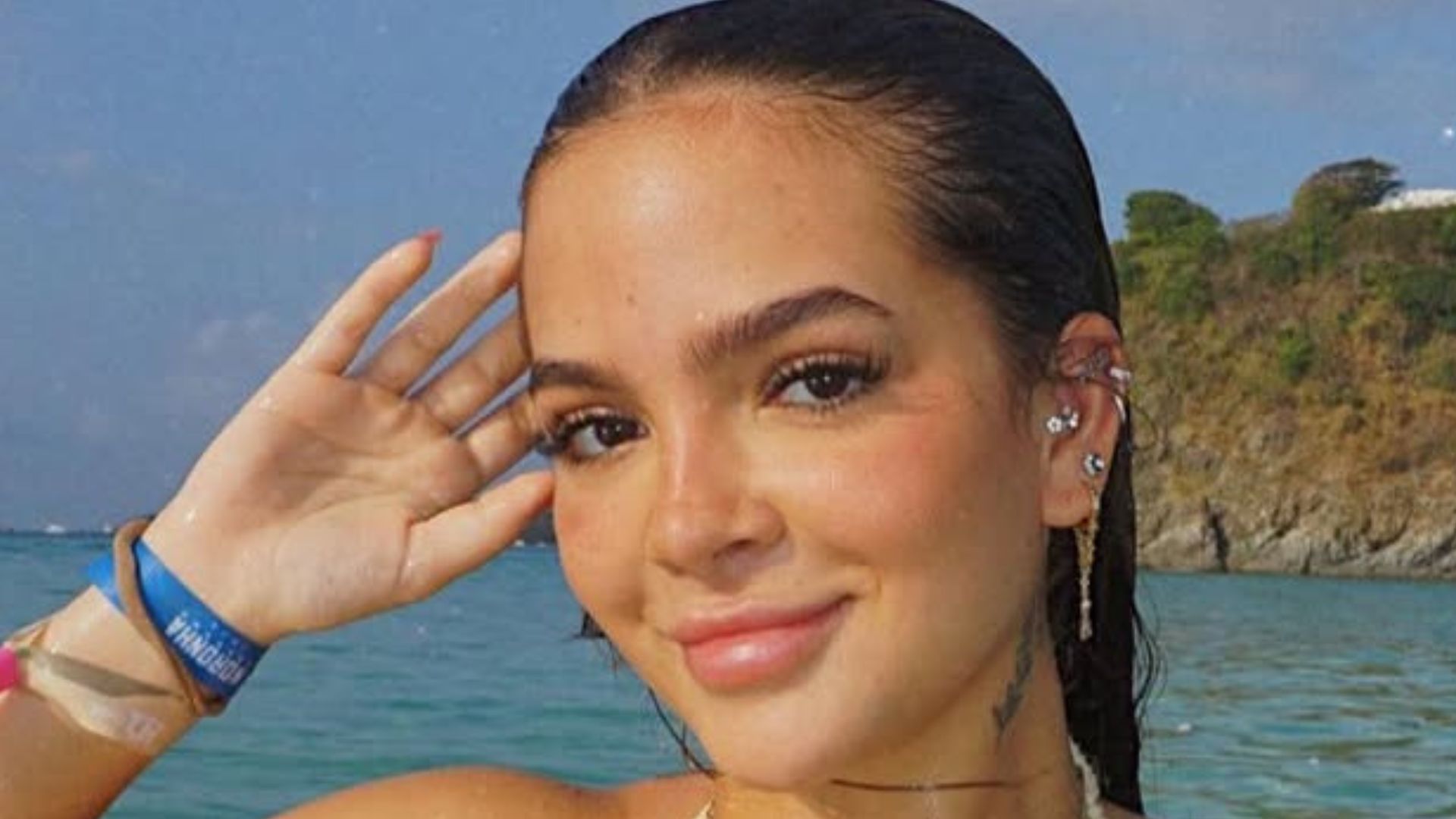 Mel Maia exibe braços musculosos após dar mergulho noturno em praia