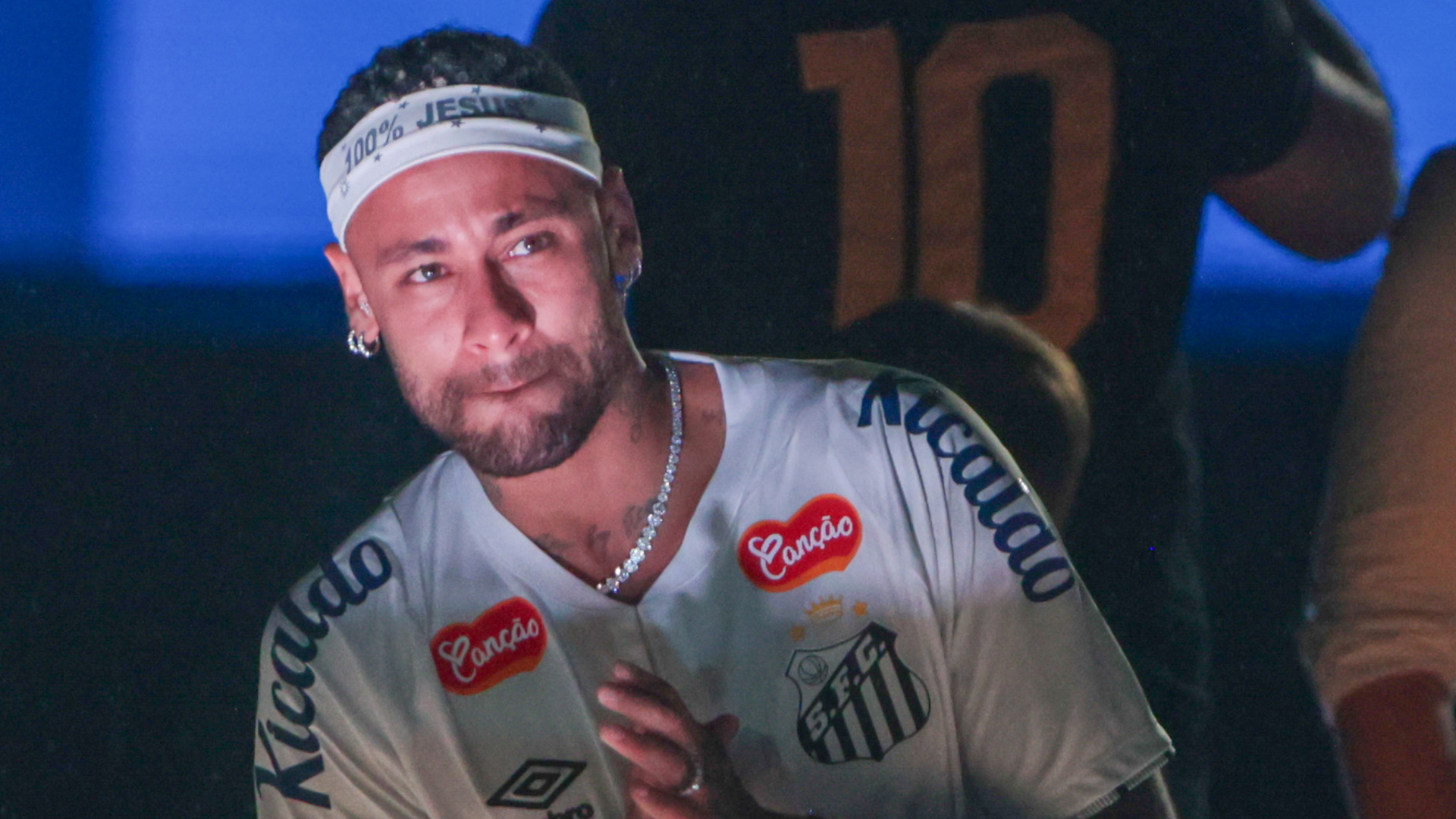 Neymar Jr chora ao pisar novamente na Vila Belmiro como jogador do Santos