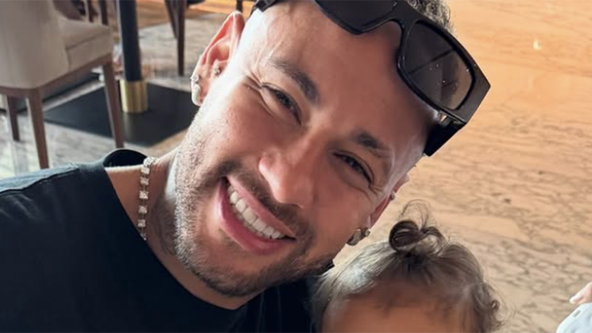 Neymar Jr abre álbum de fotos com os filhos e a namorada em Dubai