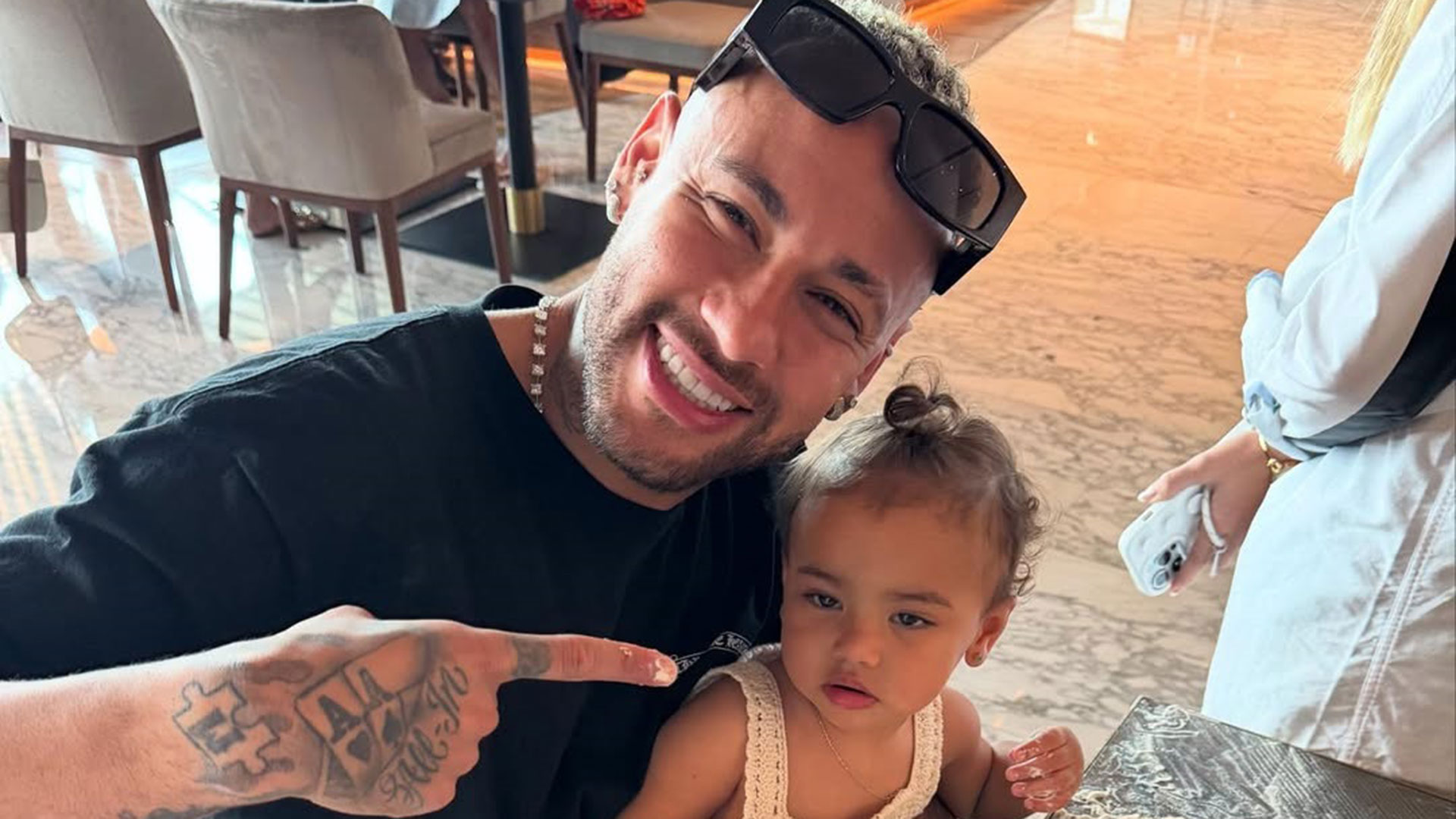 Neymar mostra momento fofo em que a filha Mavie grita gol
