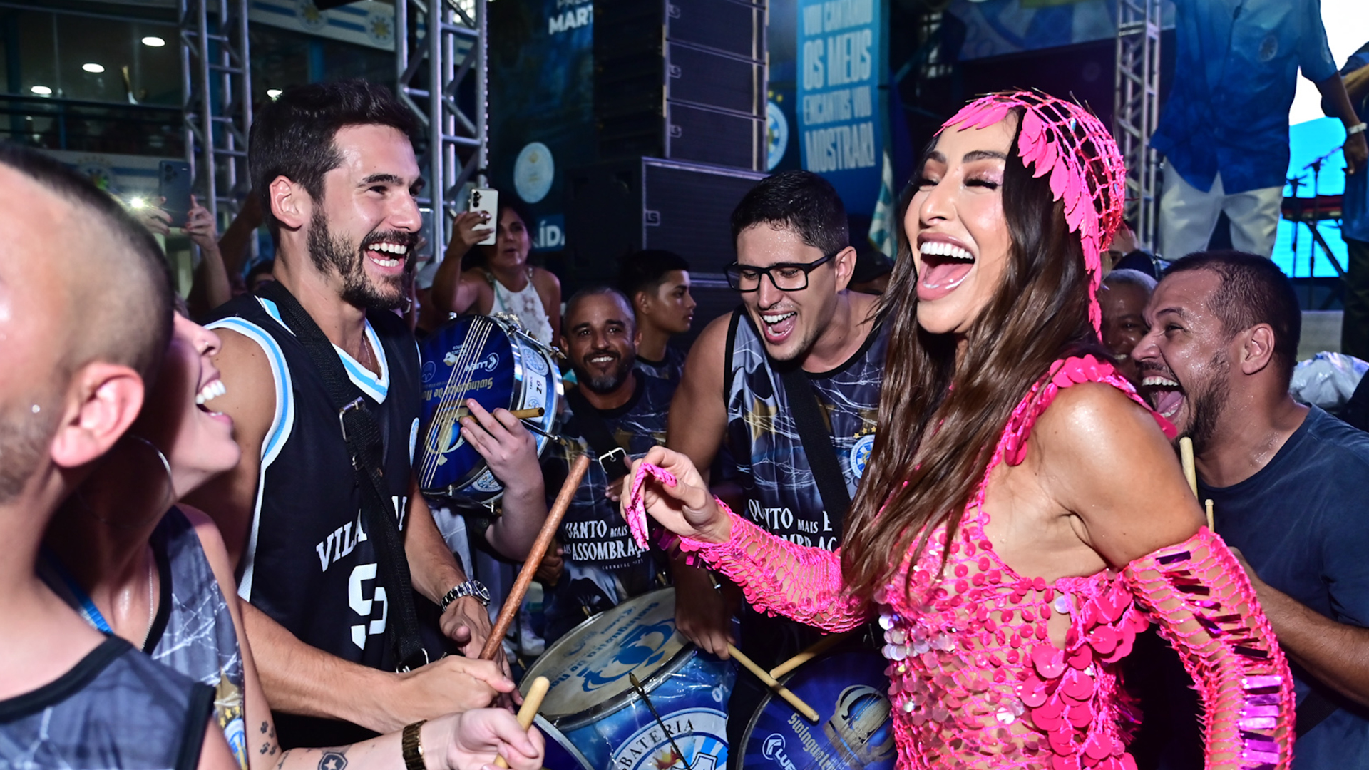 Recém-casada, Sabrina Sato se joga no samba sob o olhar de Nicolas Prattes