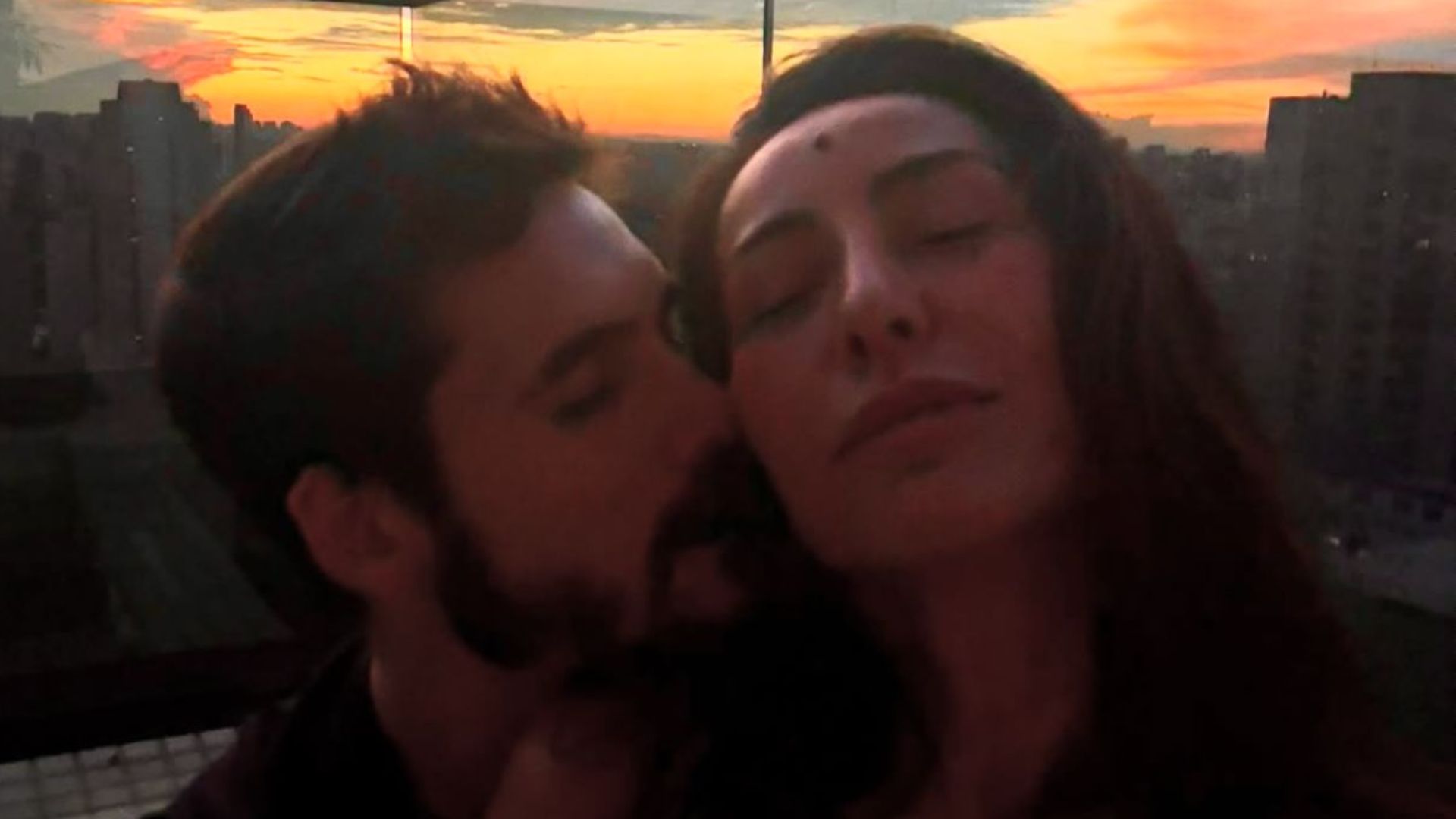 Ao pôr do sol, Nicolas Prattes curte momento romântico com Sabrina Sato