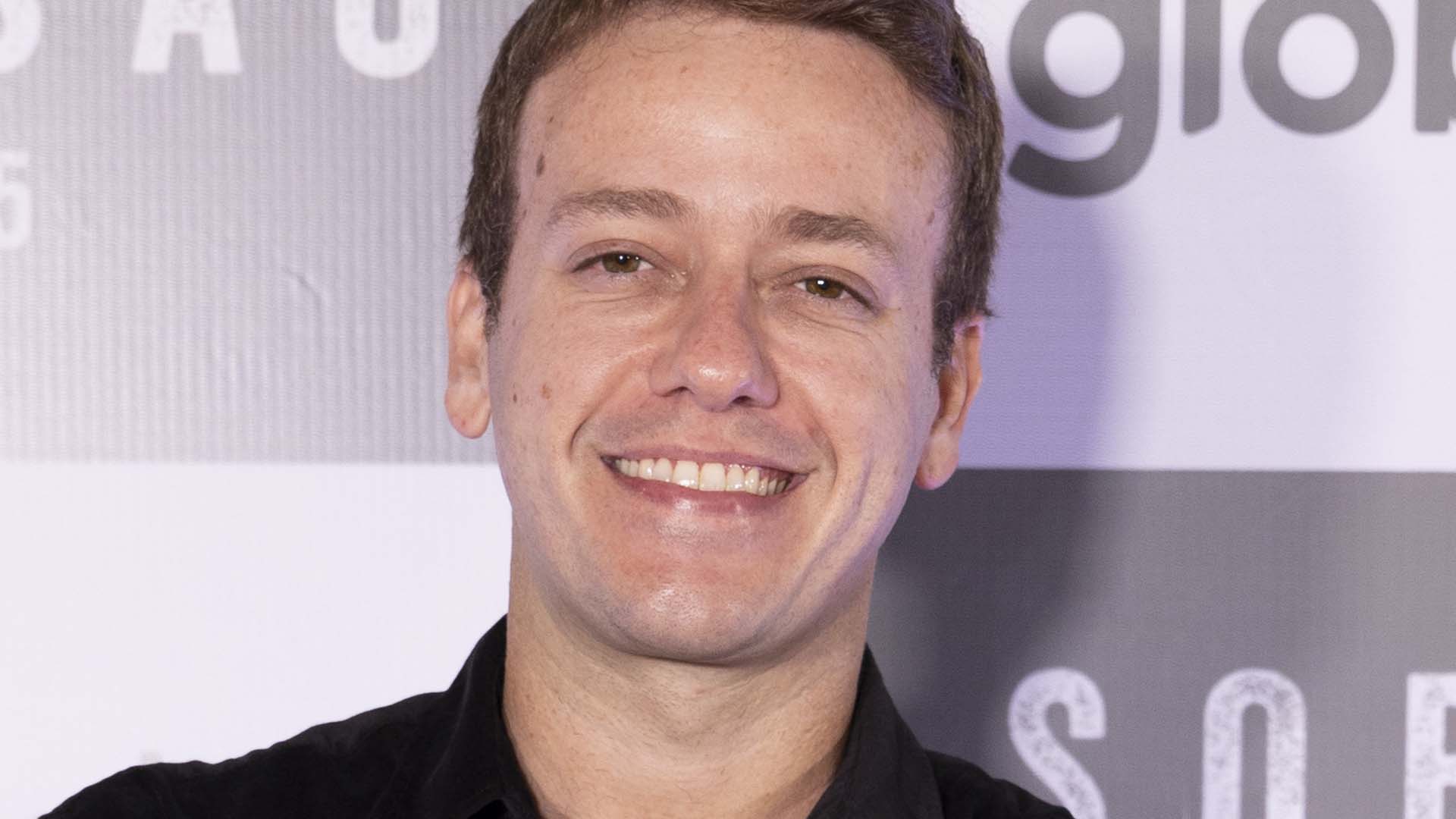 Pablo Sanábio surge com cicatriz na cabeça e cabelo raspado em nova foto