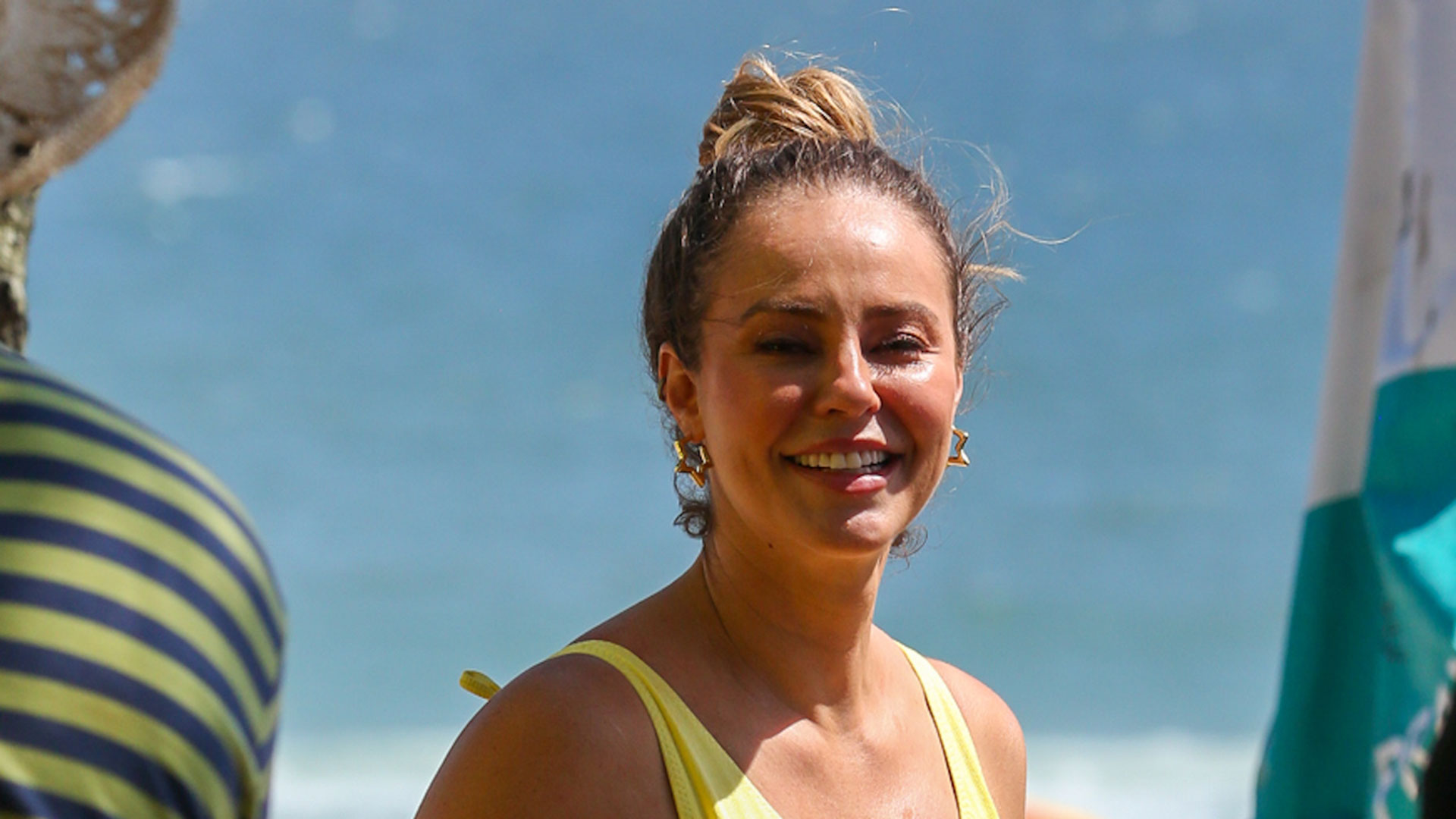 Paolla Oliveira exibe corpo real durante trabalho na praia