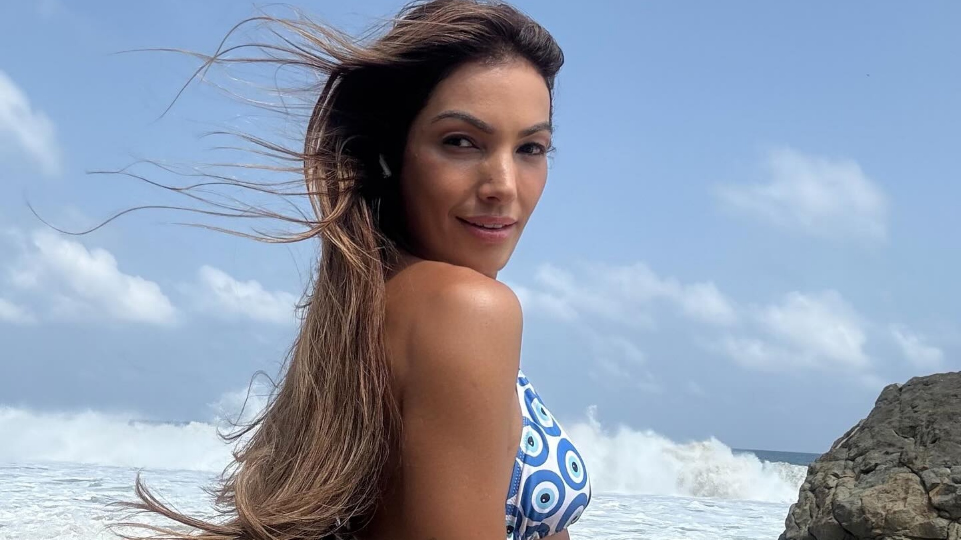Em Noronha, Patrícia Poeta exibe corpo escultural em dia de praia