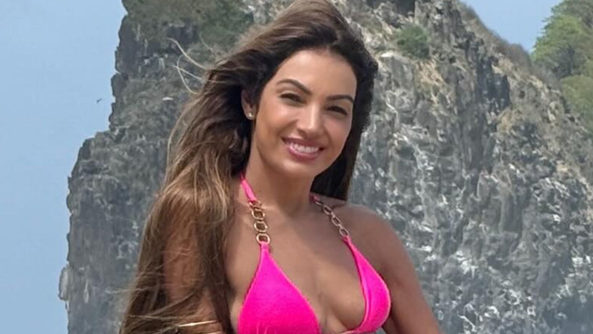 De férias, Patrícia Poeta chama atenção ao renovar o bronzeado em Noronha