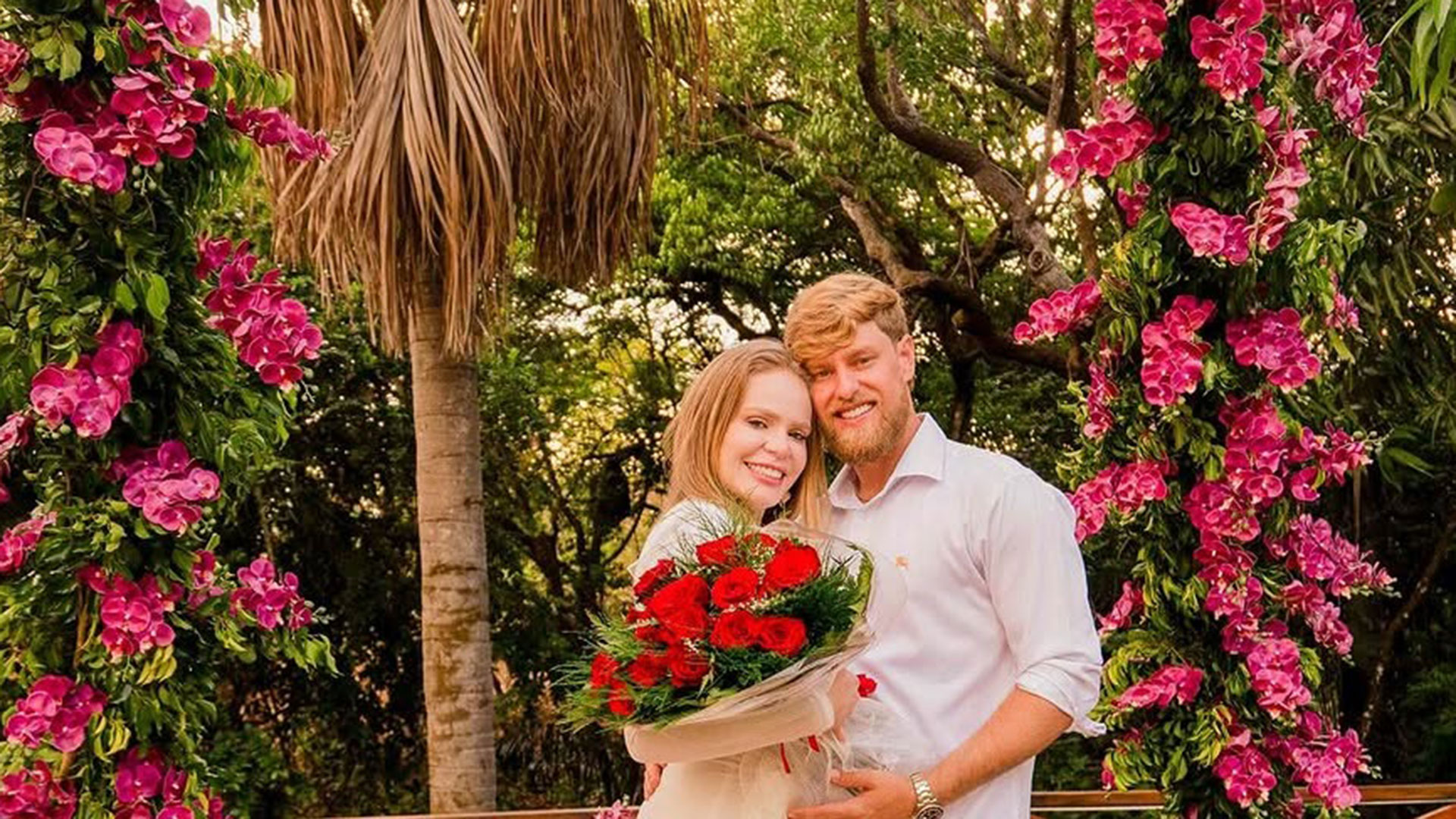 Ex-BBB Paulinha Leite comemora um ano de casamento e se declara