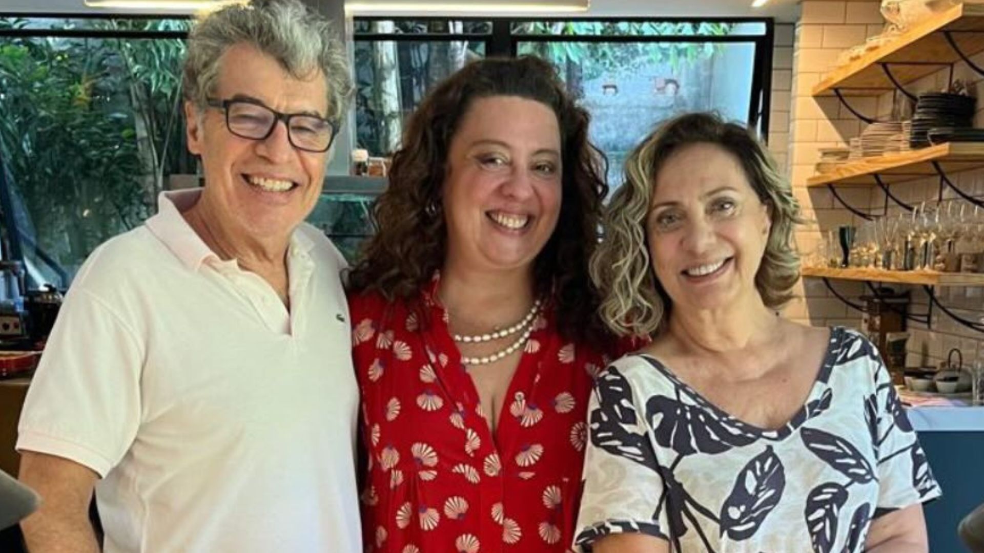 Eliane Giardini e Paulo Betti se reúnem em festinha de aniversário da filha