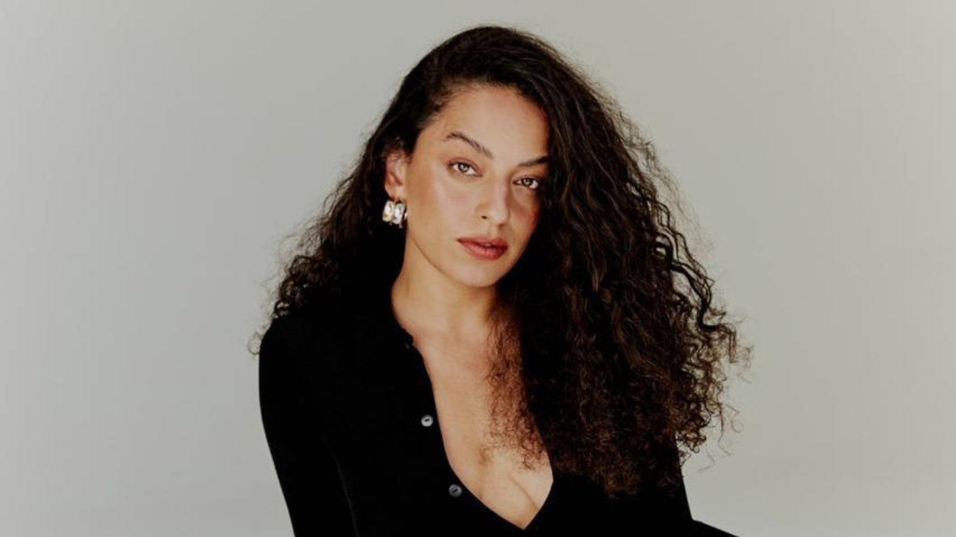 Pri Helena, atriz de Ainda Estou Aqui, comemora Globo de Ouro de Fernanda Torres: ‘Potência’