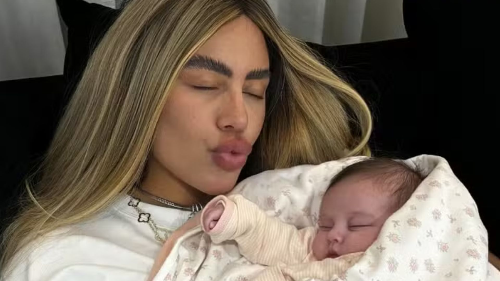 Irmã de Neymar, Rafaella Santos compra série de presentes para a sobrinha, Helena