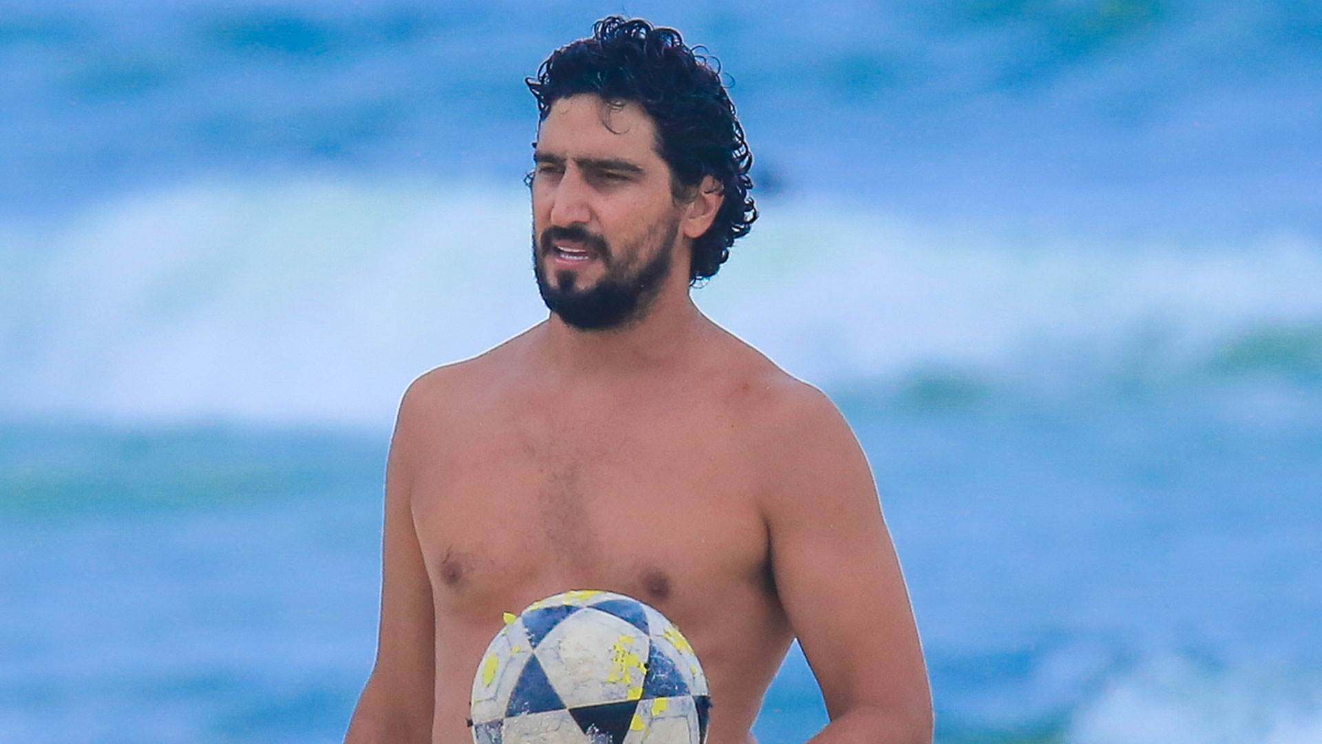 Renato Góes curte dia de praia com o filho Francisco