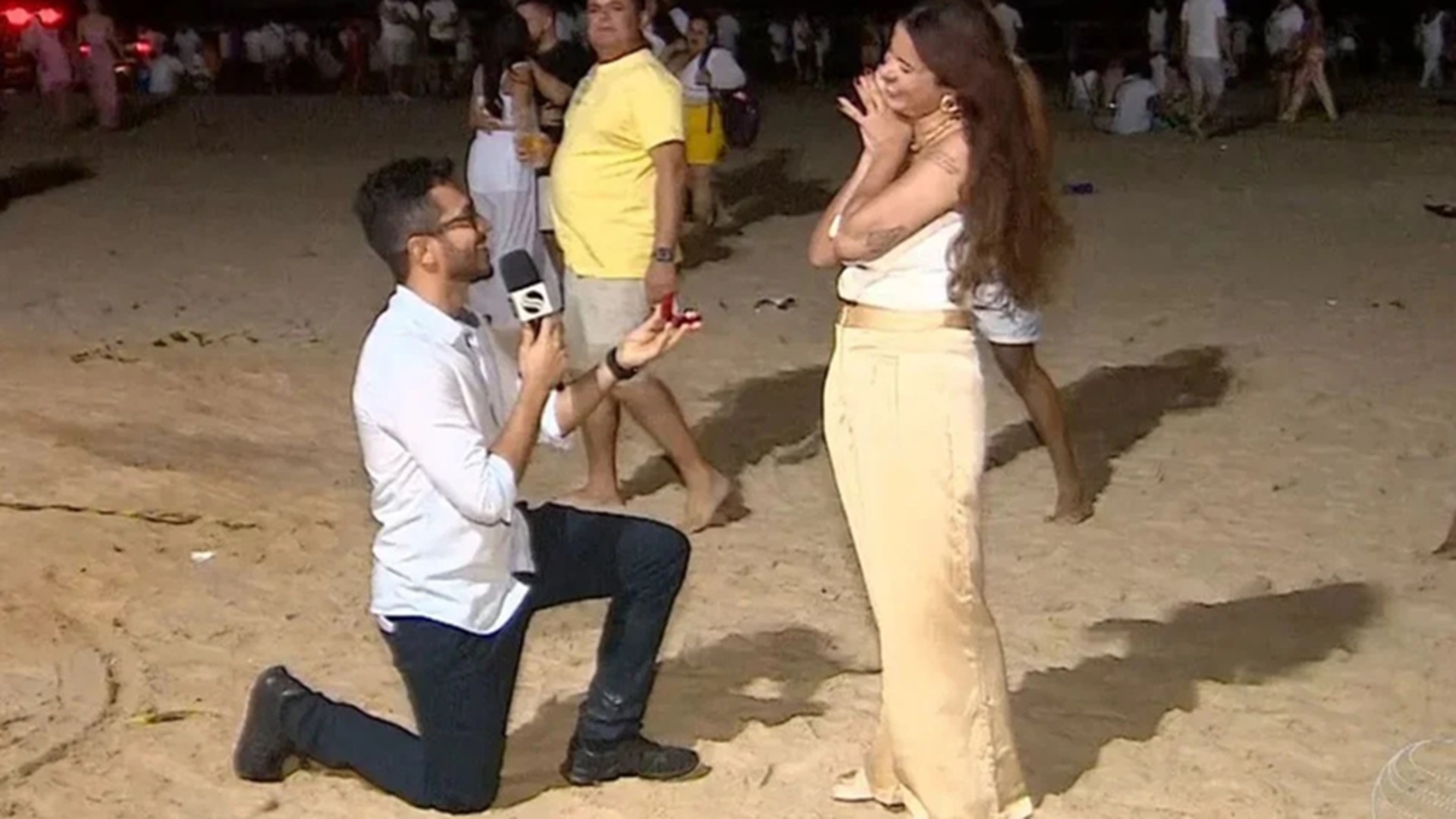 Jornalista surpreende ao pedir a namorada em casamento durante reportagem: ‘Que lindo’