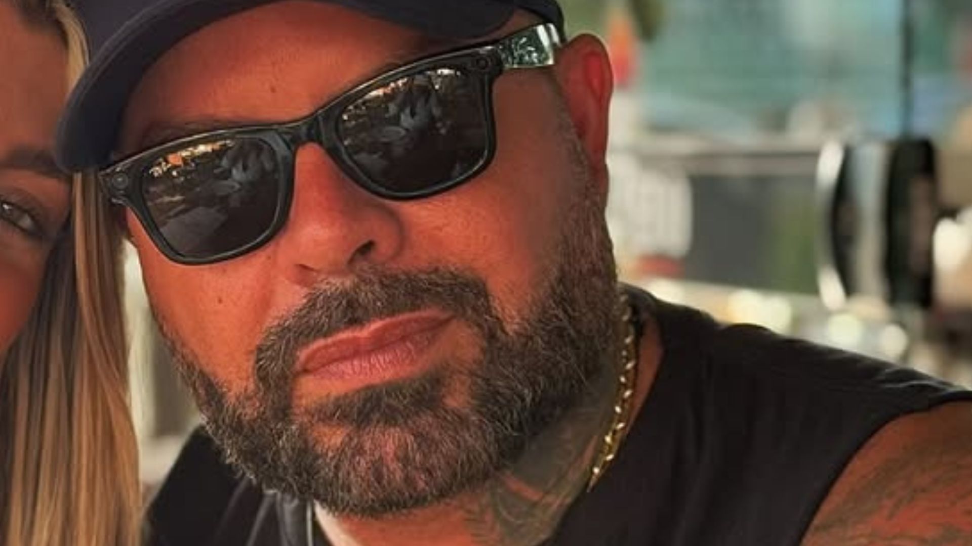 Influenciador morre aos 46 anos após anestesia geral para fazer tatuagem