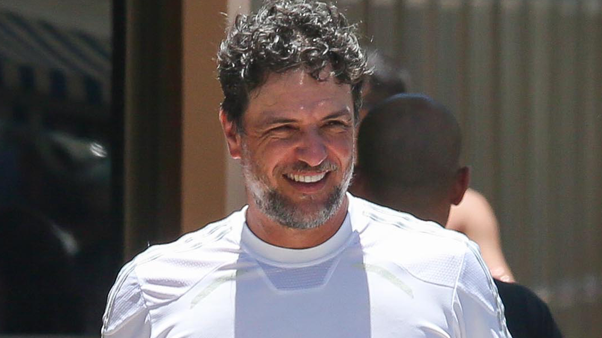 Rodrigo Lombardi faz rara aparição com a esposa em dia de compras