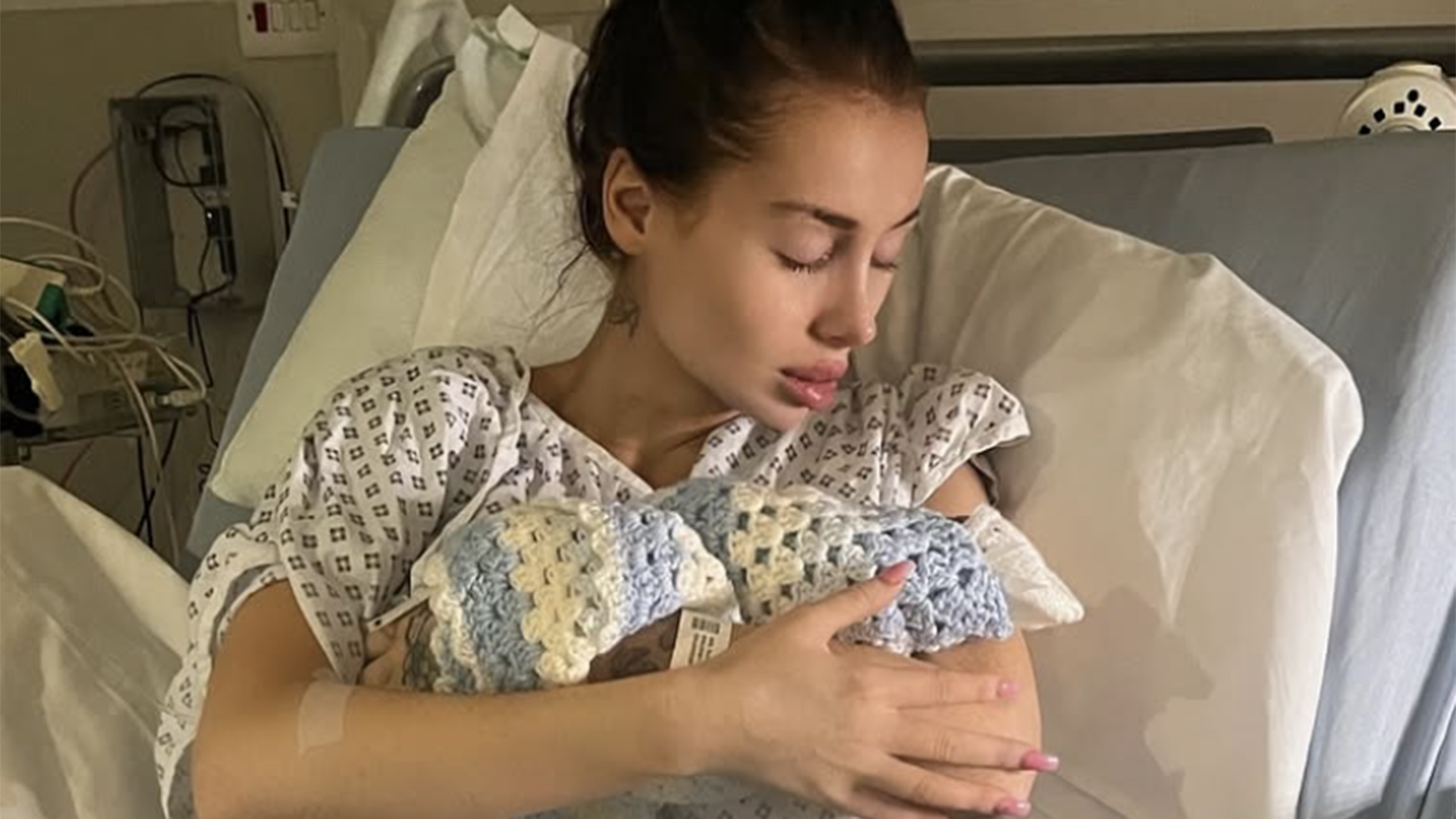 Estrela de reality show anuncia a morte do filho recém-nascido
