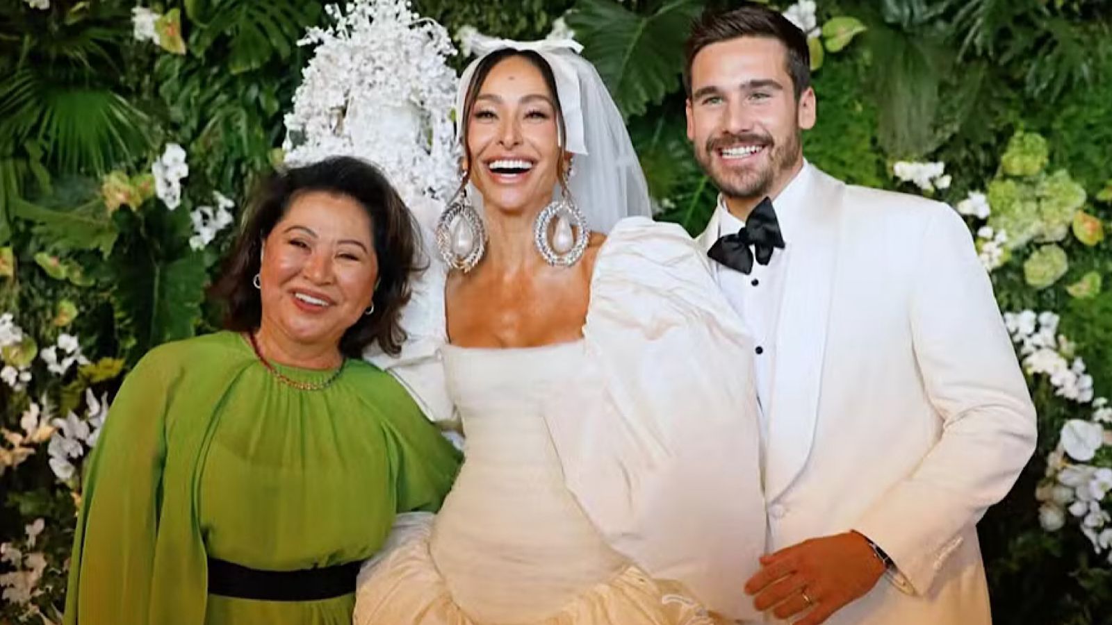 Mãe de Sabrina Sato reage à lua de mel da filha com Nicolas Prattes