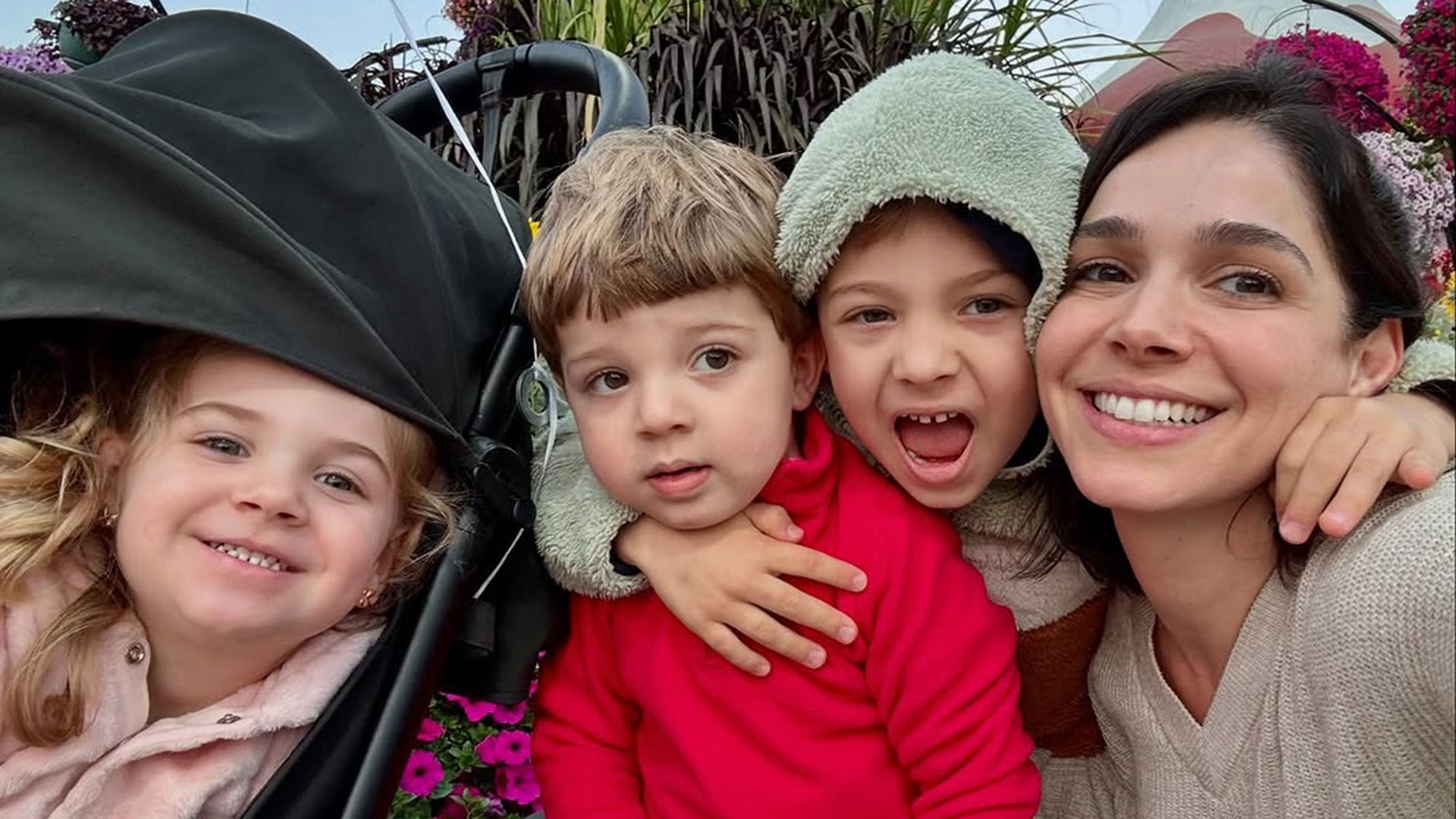 Sabrina Petraglia encanta com novas fotos ao lado dos filhos