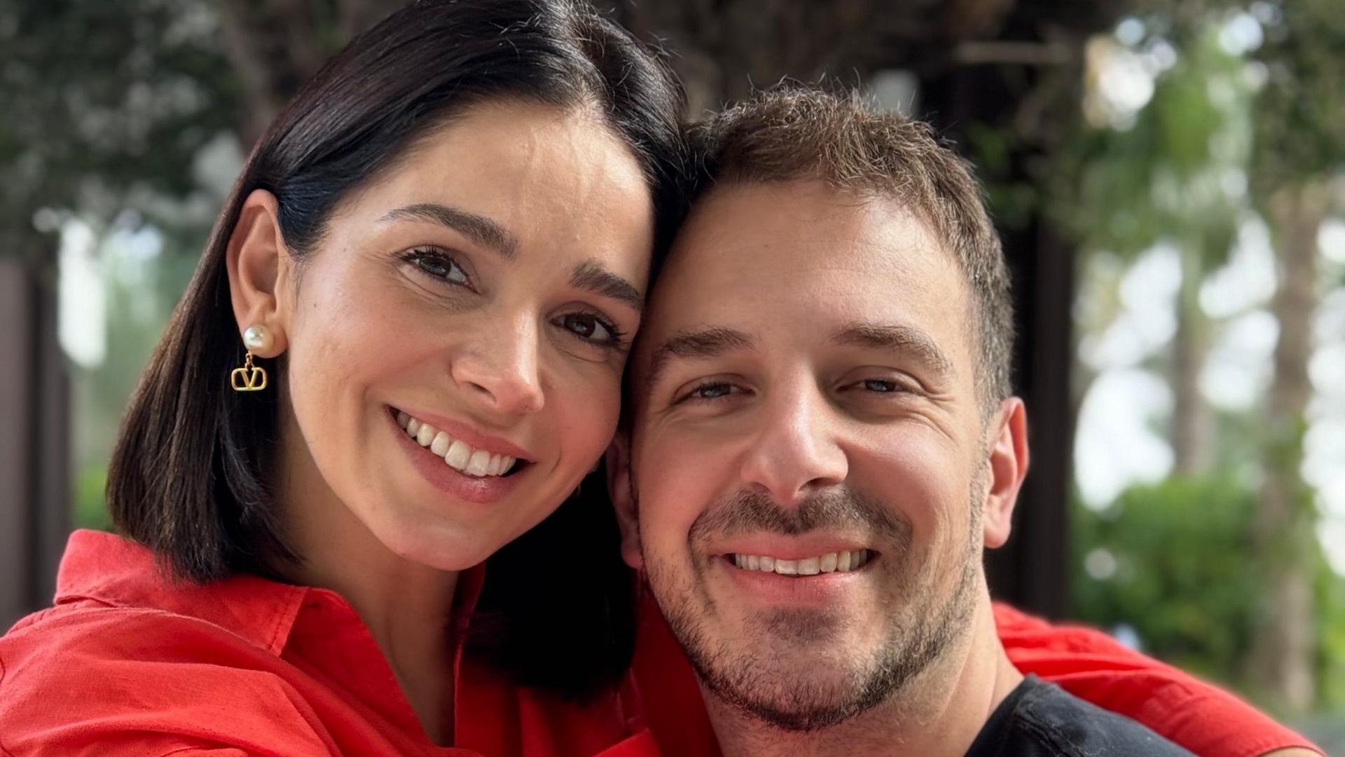 Sabrina Petraglia posta fotos com o marido e se declara em data especial