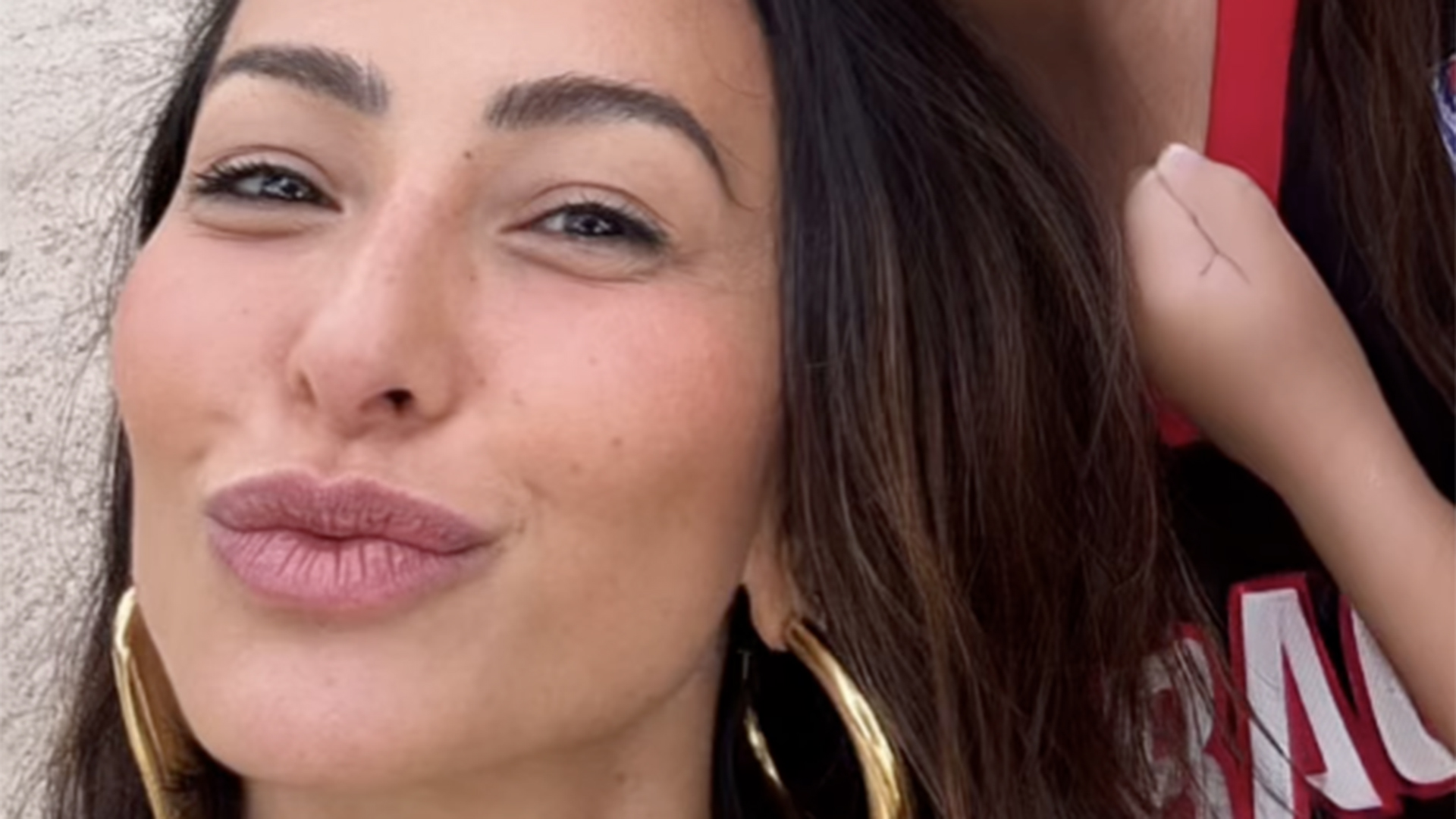 Sabrina Sato surge radiante em fotos de viagem com Nicolas Prattes e Zoe