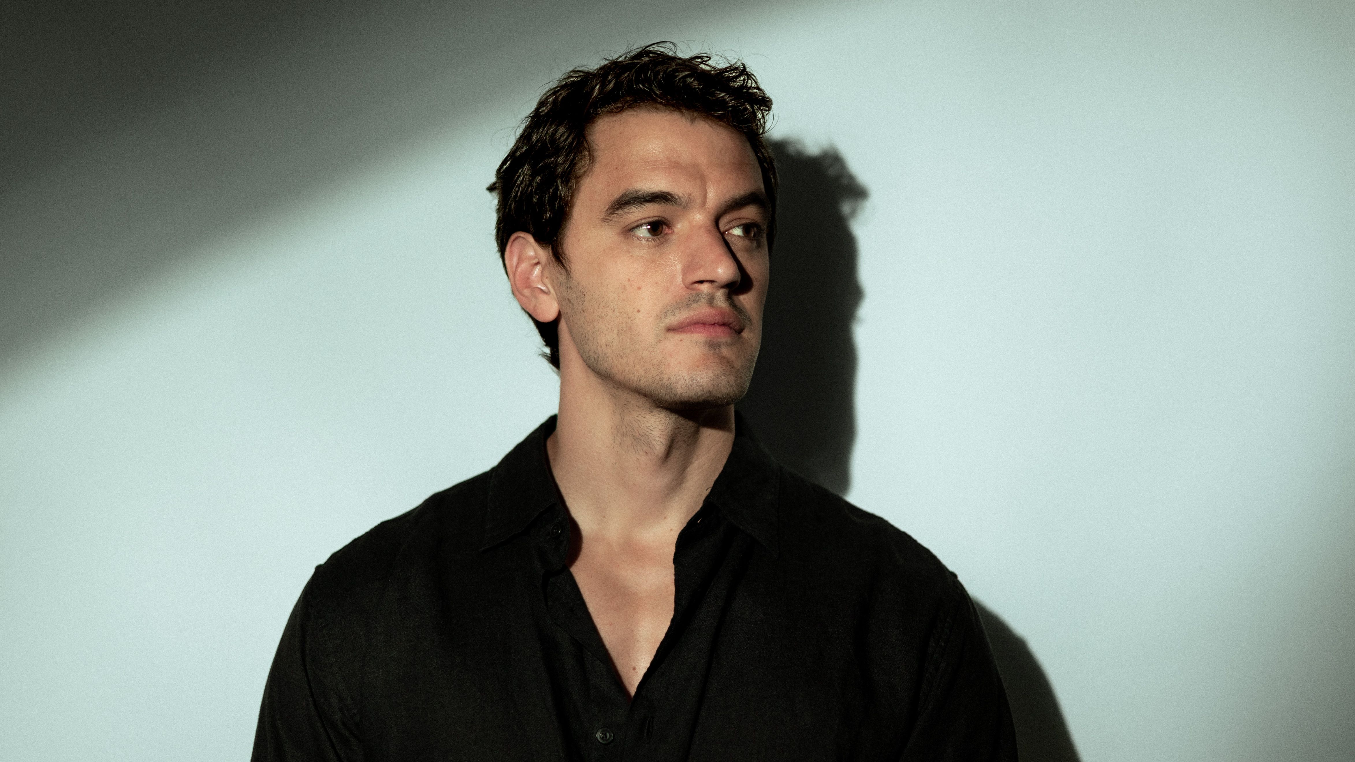Santiago Acosta Cis reflete sobre Beleza Fatal e a fórmula de fazer novelas: ‘Vai revolucionar’
