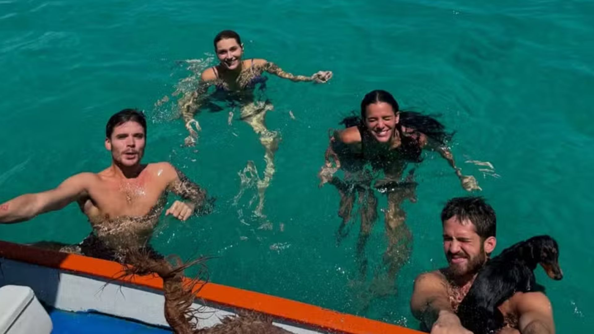 Sasha faz passeio de barco com o marido, Bruna Marquezine e João Guilherme