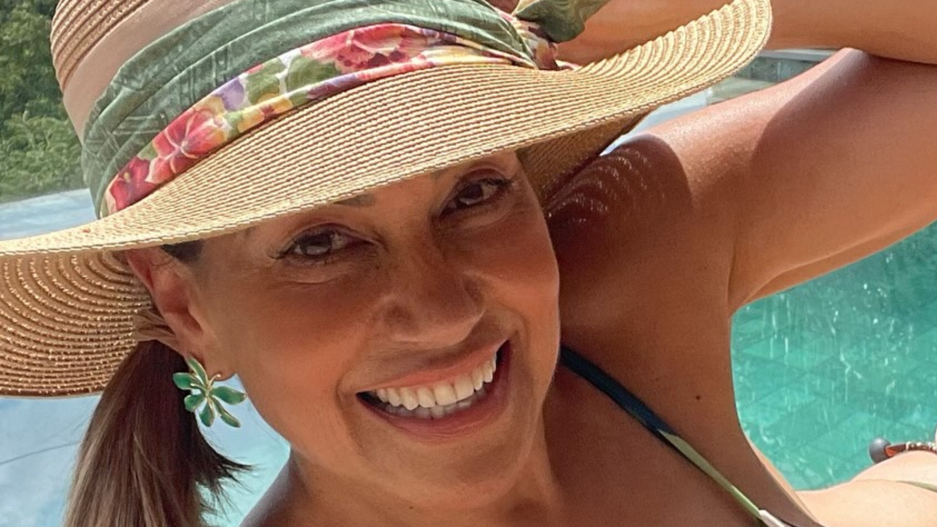 Solange Frazão exibe corpo sarado em cliques à beira da piscina: ‘Musa’
