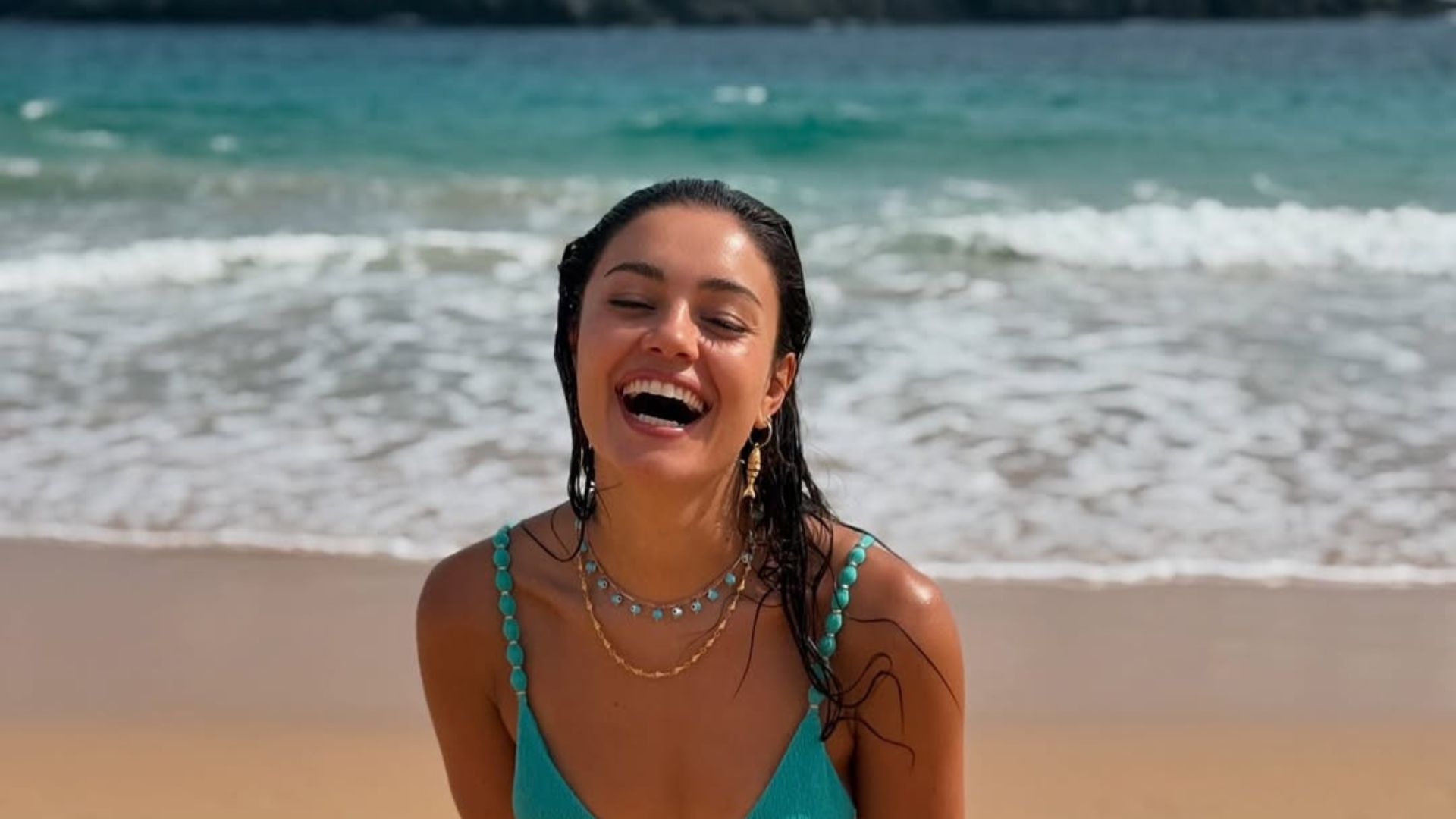 Sophie Charlotte arrasa em fotos na praia e se declara para Xamã