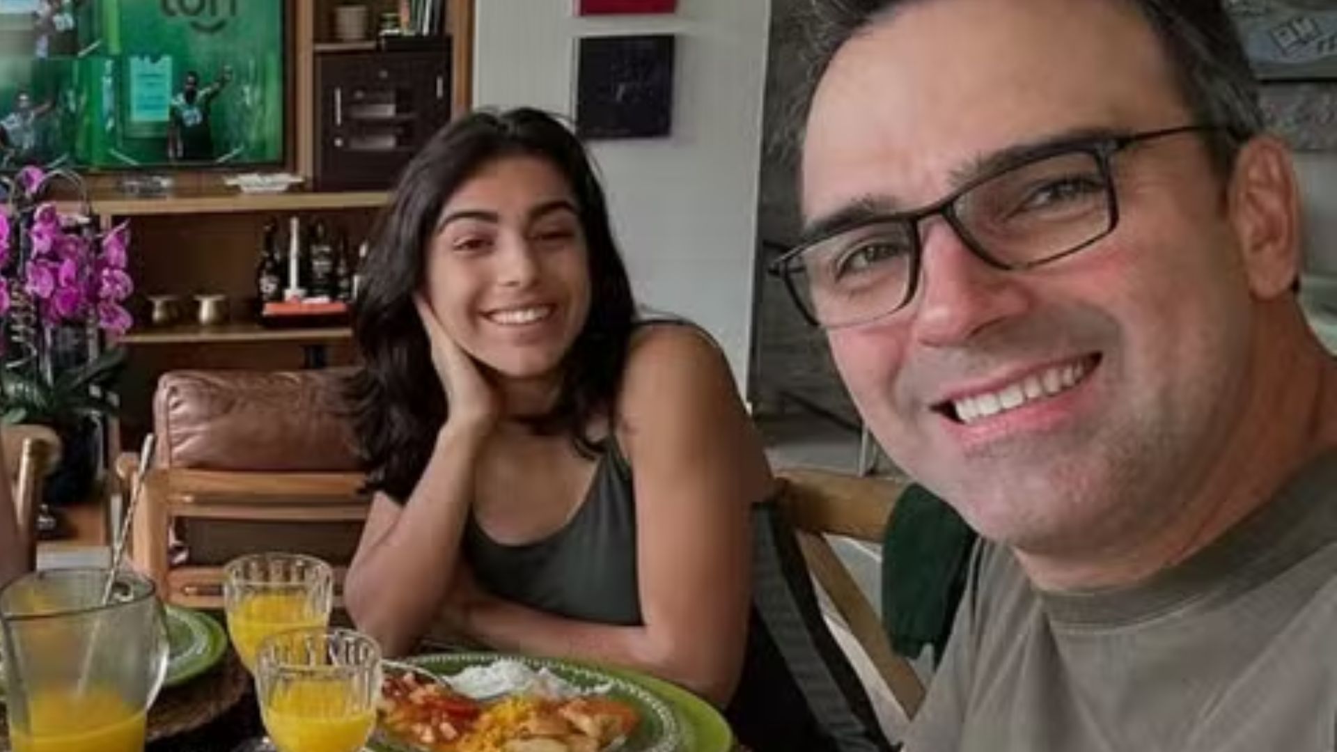 De folga, Tadeu Schmidt almoça com a família enquanto assiste ao BBB 25