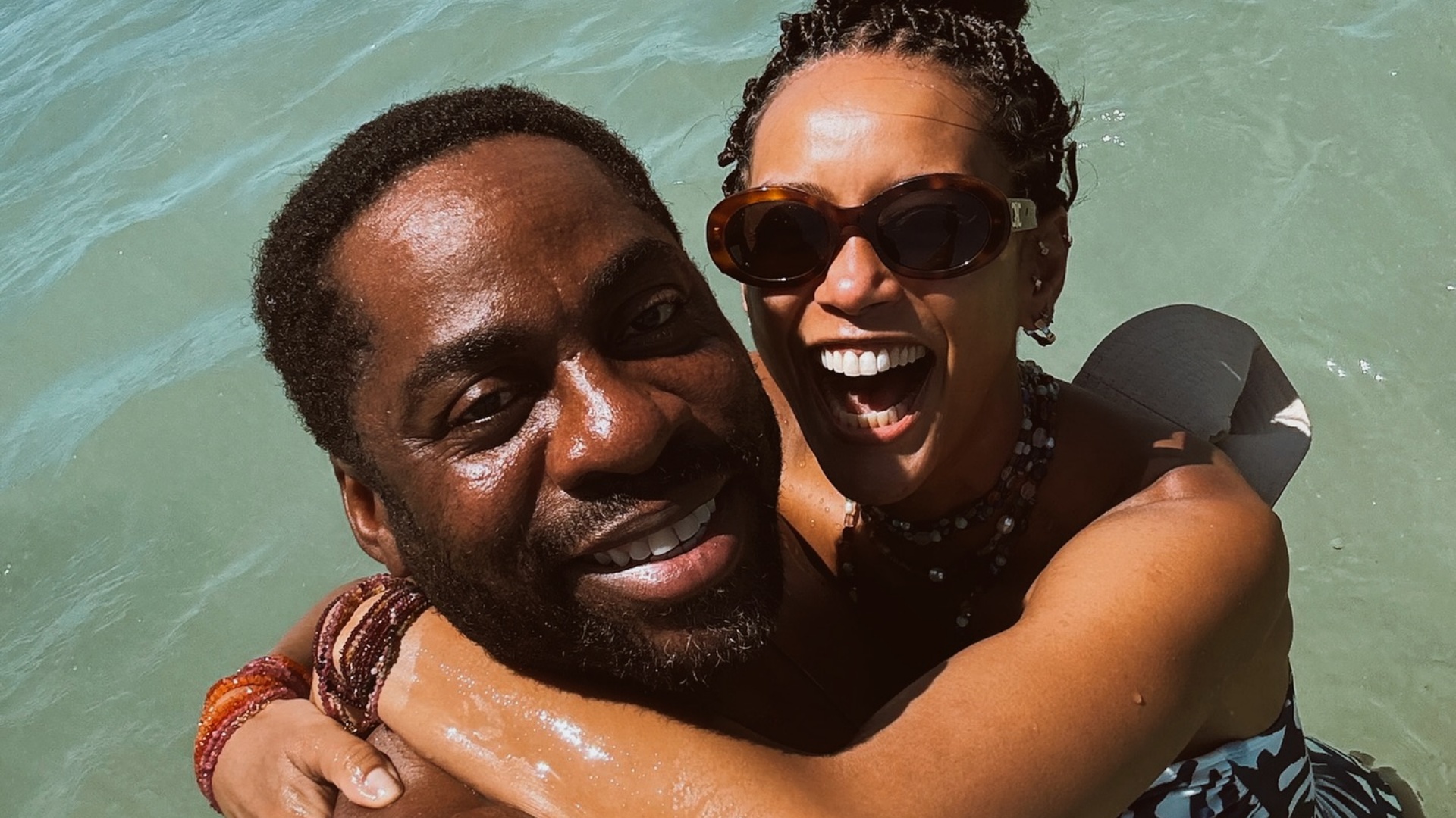 Taís Araújo surge agarradinha com Lázaro Ramos em viagem: ‘Amor e sorte’