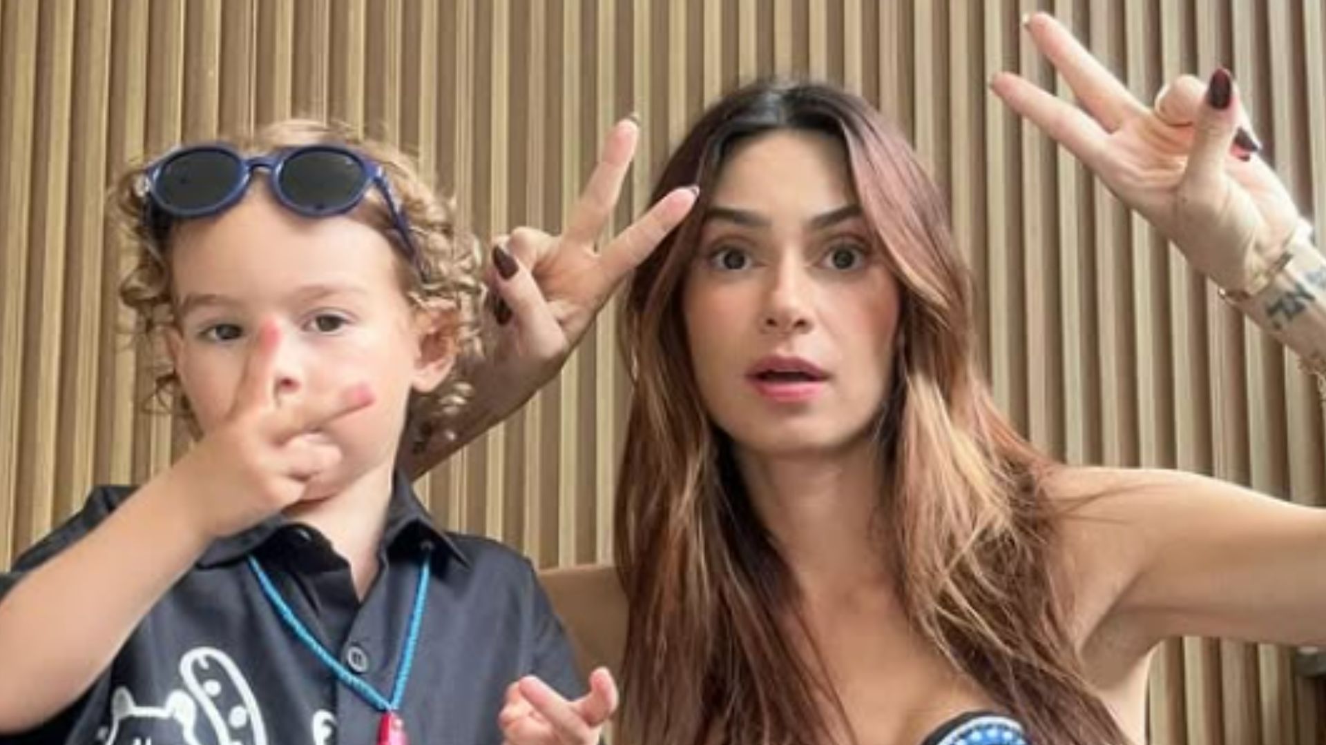 Thaila Ayala encanta ao combinar look estiloso com o primogênito, Francisco