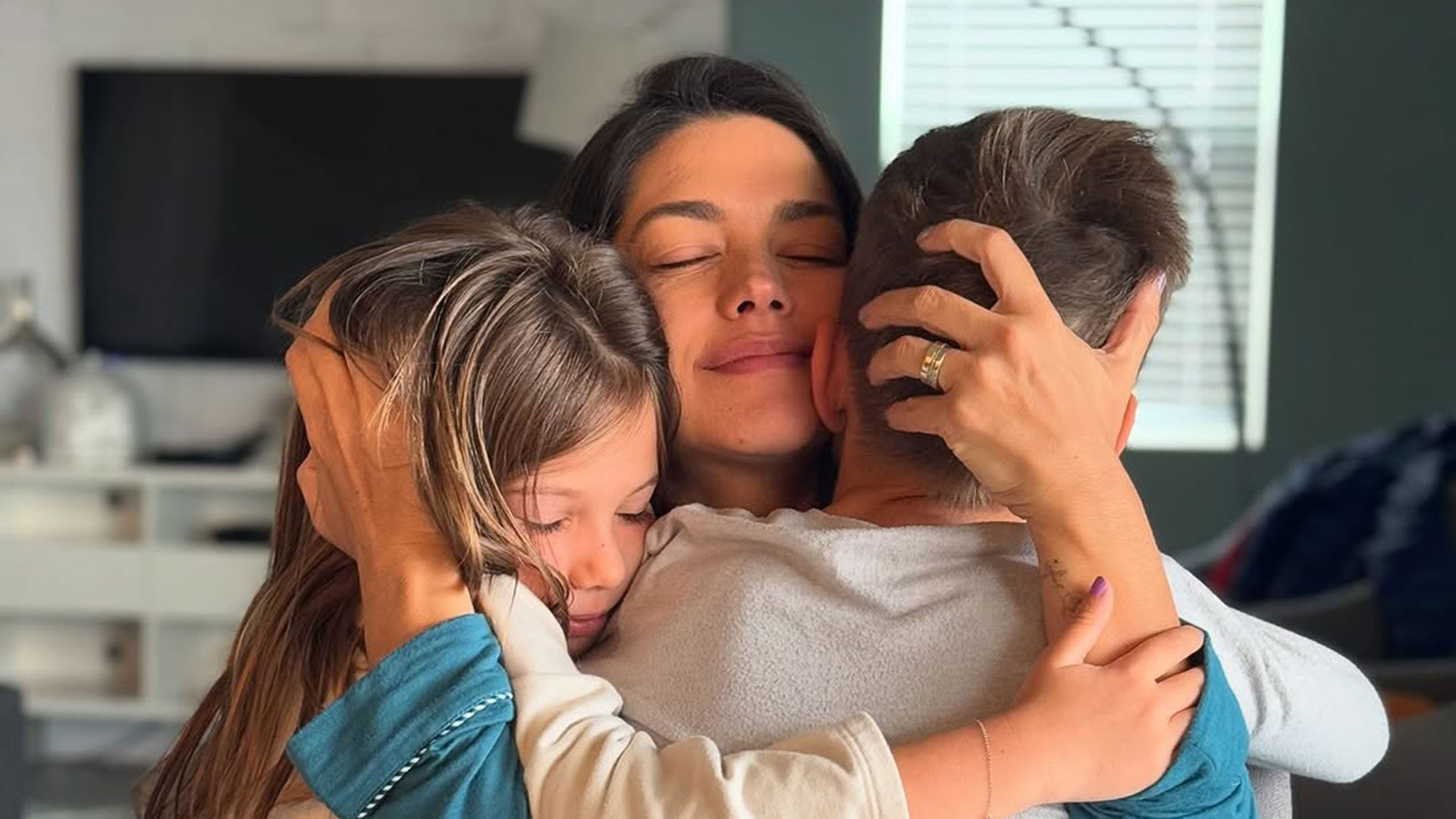 Thais Fersoza mostra momento de chamego com os filhos