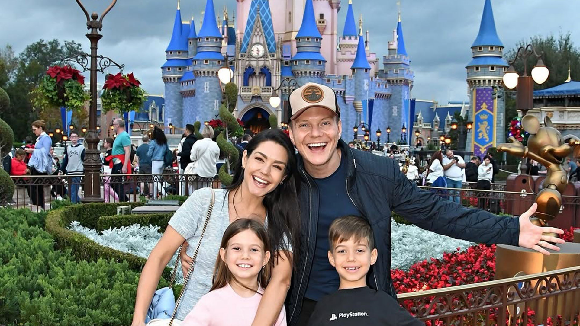 Thaís Fersoza e Michel Teló curtem parques da Disney com os filhos