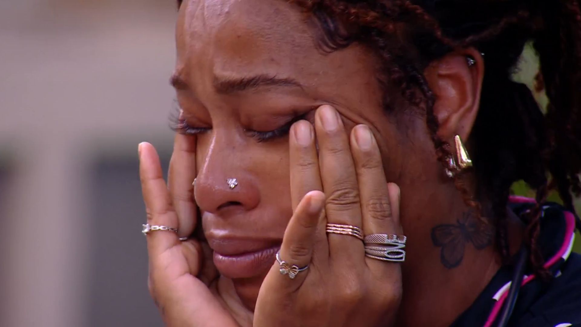 BBB 25: Thamiris cai no choro após discutir com brother: ‘Muita pressão’