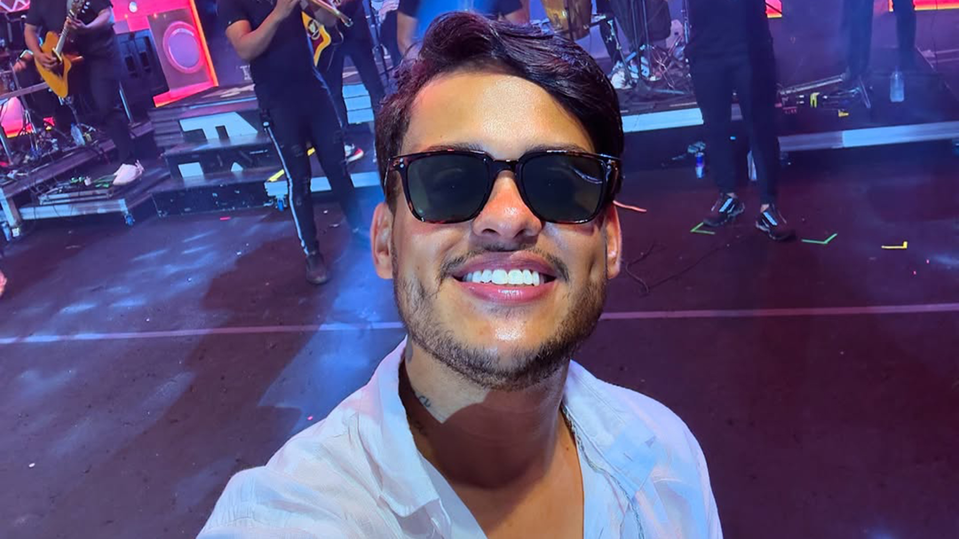 Ônibus do cantor Thiago Aquino é alvo de tiros na Bahia