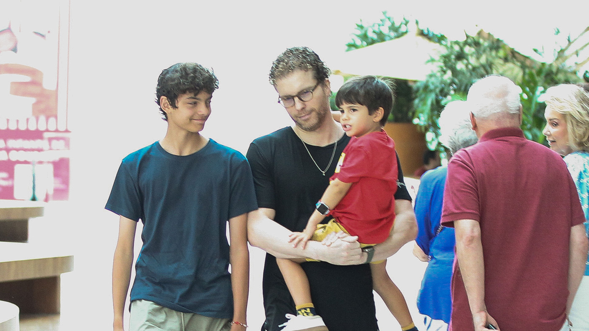Thiago Fragoso curte passeio no shopping com os filhos