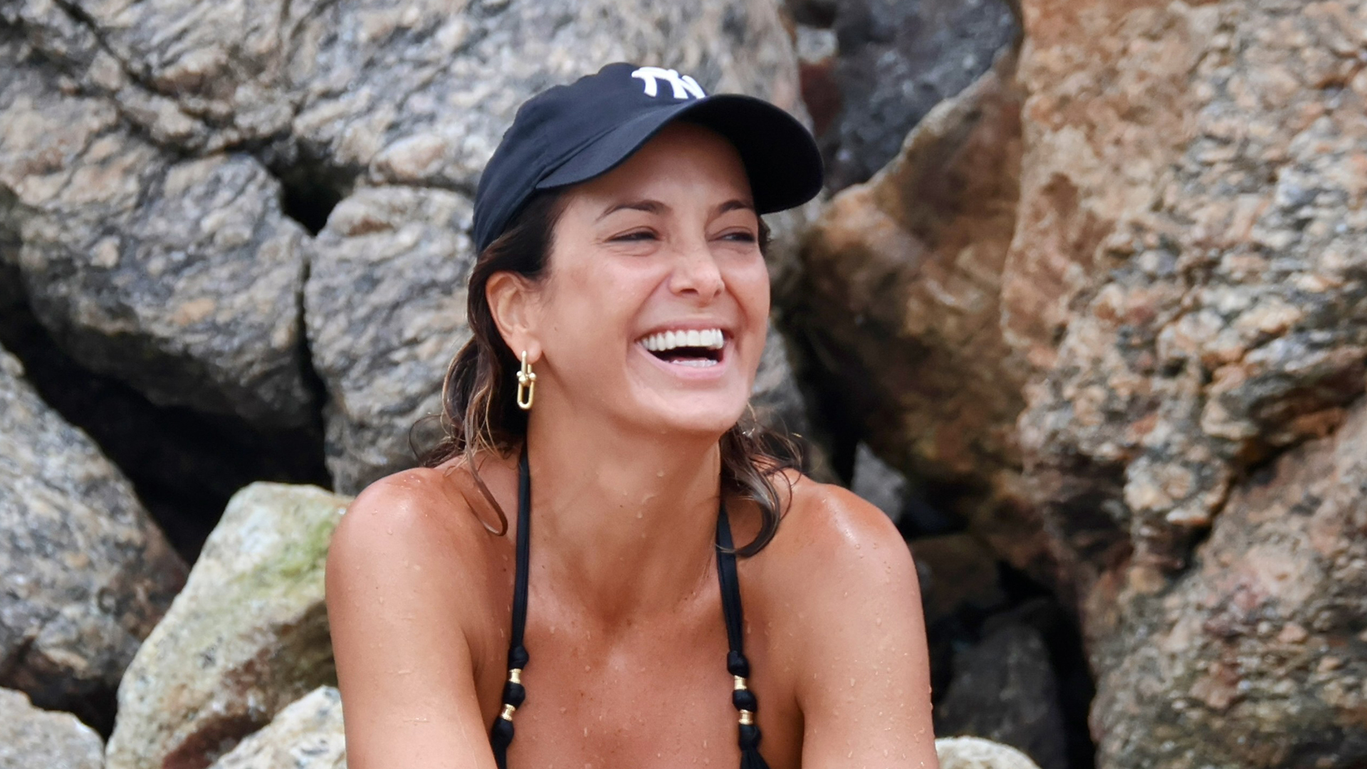 Ticiane Pinheiro se diverte em dia na praia com a filha caçula, Manuella