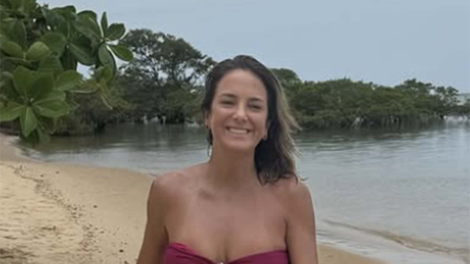 Ticiane Pinheiro exibe sua boa forma em dia na praia