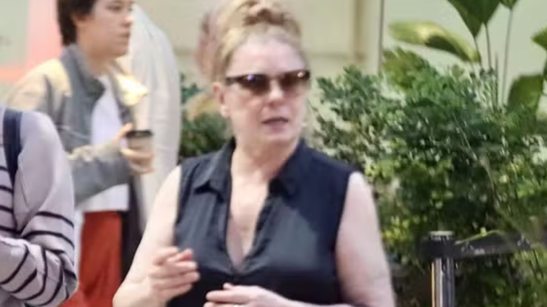 Vera Fischer faz aparição rara ao lado da filha no RJ