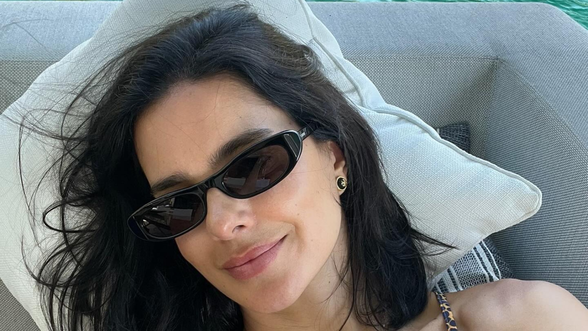 Vera Viel esbanja beleza durante passeio de barco: ‘Perfeita’
