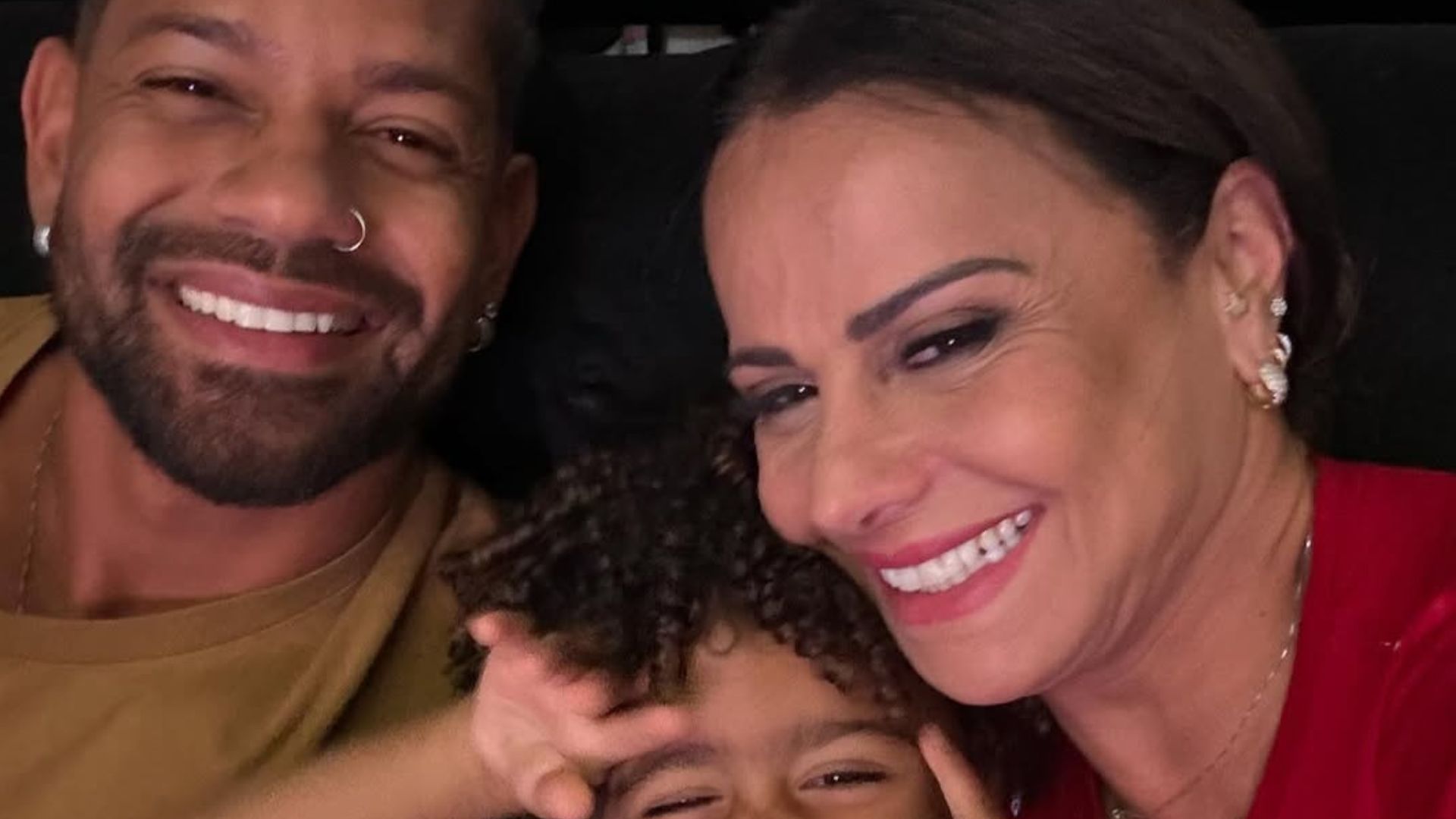 Viviane Araújo esbanja alegria em novas fotos com a família: ‘Obrigada Deus’