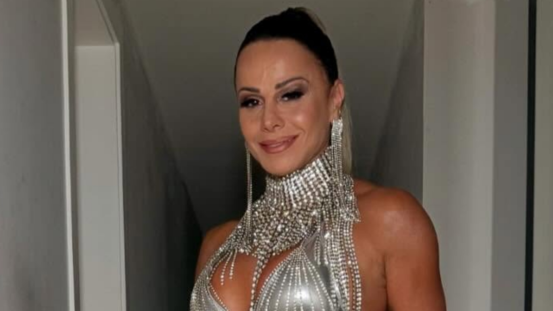 Com look ousado, Viviane Araújo ostenta corpaço em ensaio de Carnaval