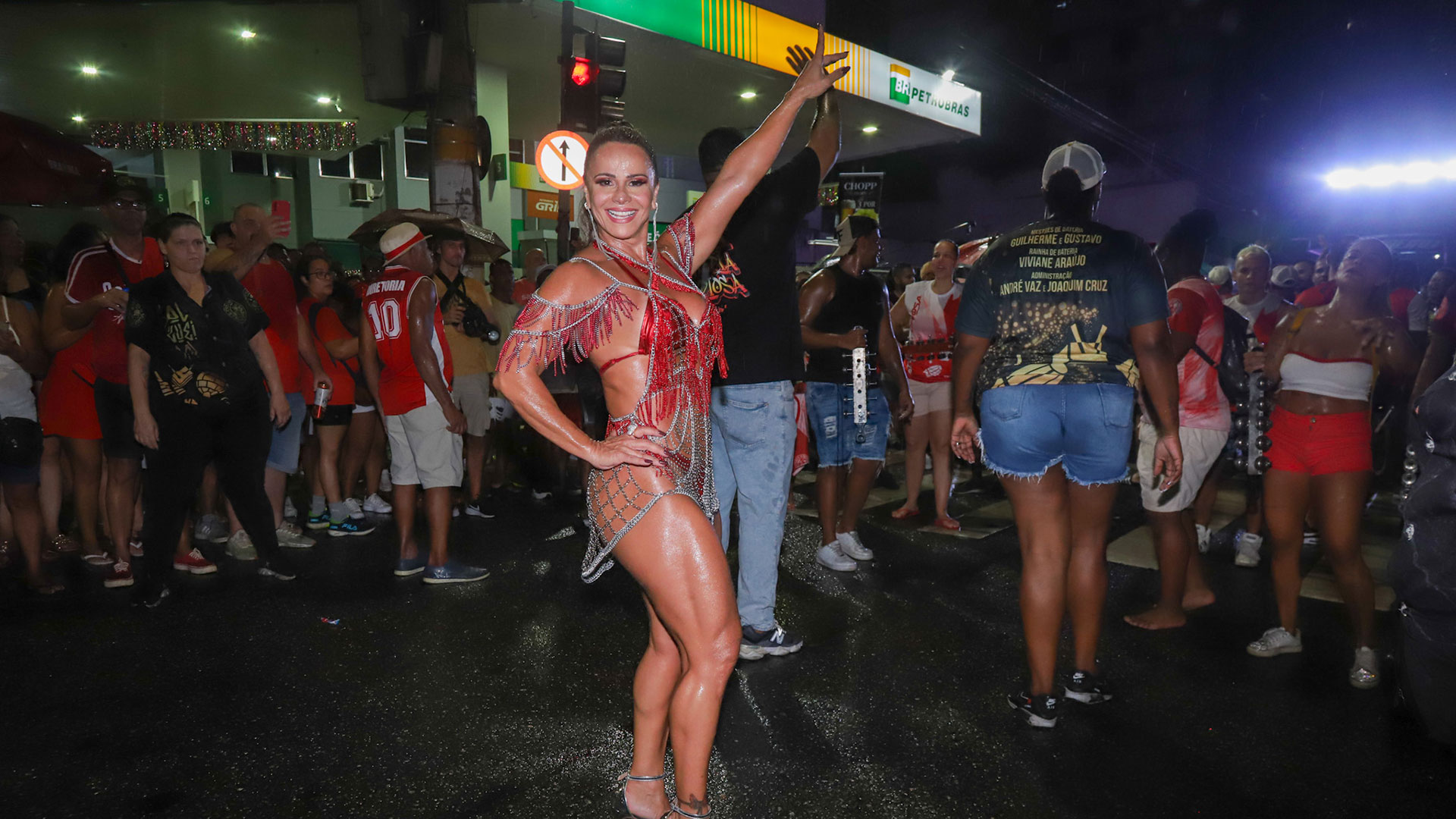 Viviane Araujo samba de baixo de chuva em ensaio de Carnaval