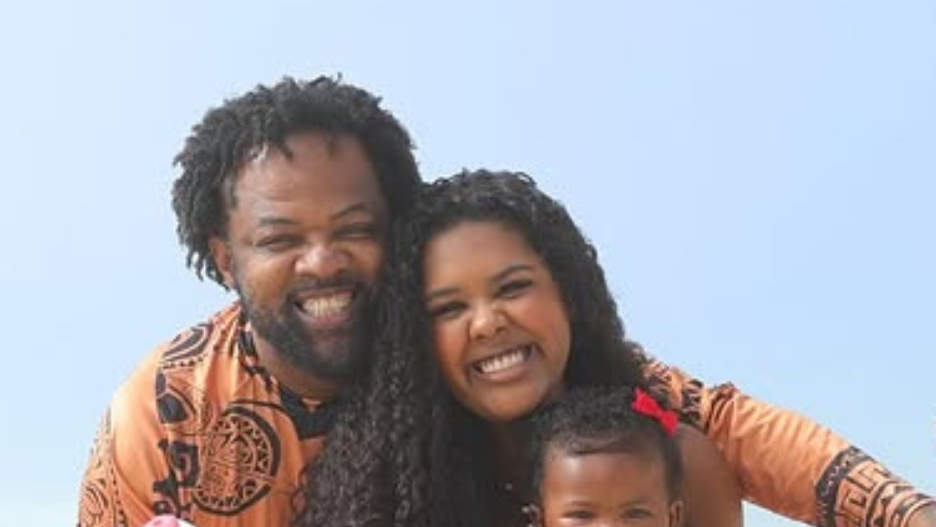 Filha de Xande de Pilares rouba a cena ao surgir fantasiada em novas fotos